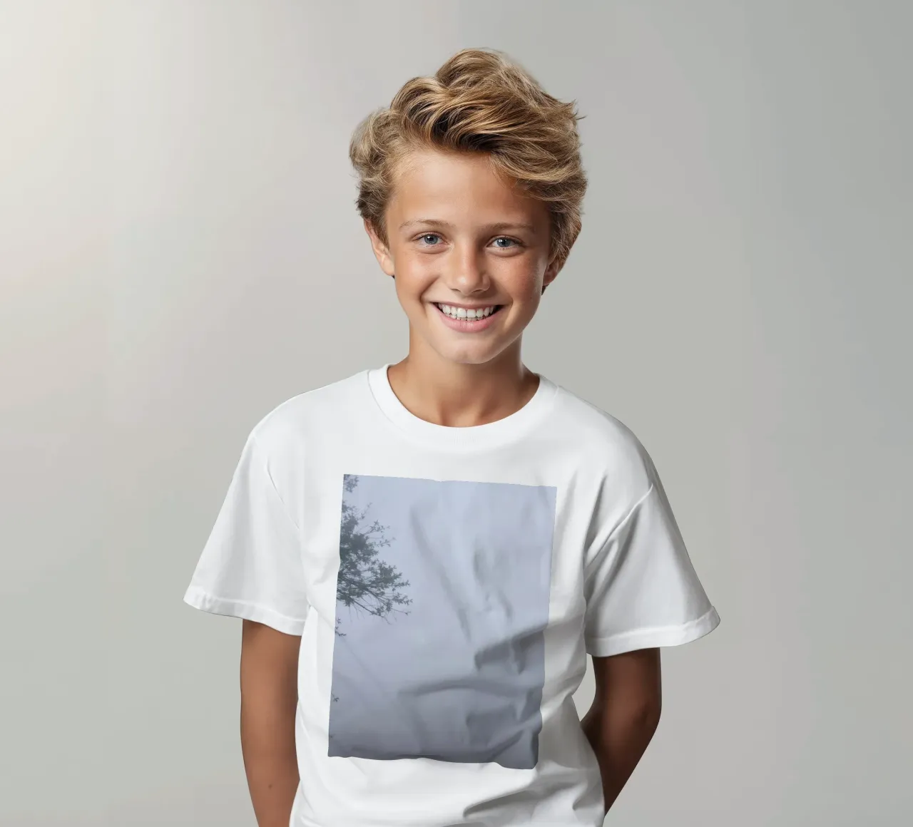 Paysage brumeux obscurci par un épais brouillard t-shirt enfant de DesignDoodle