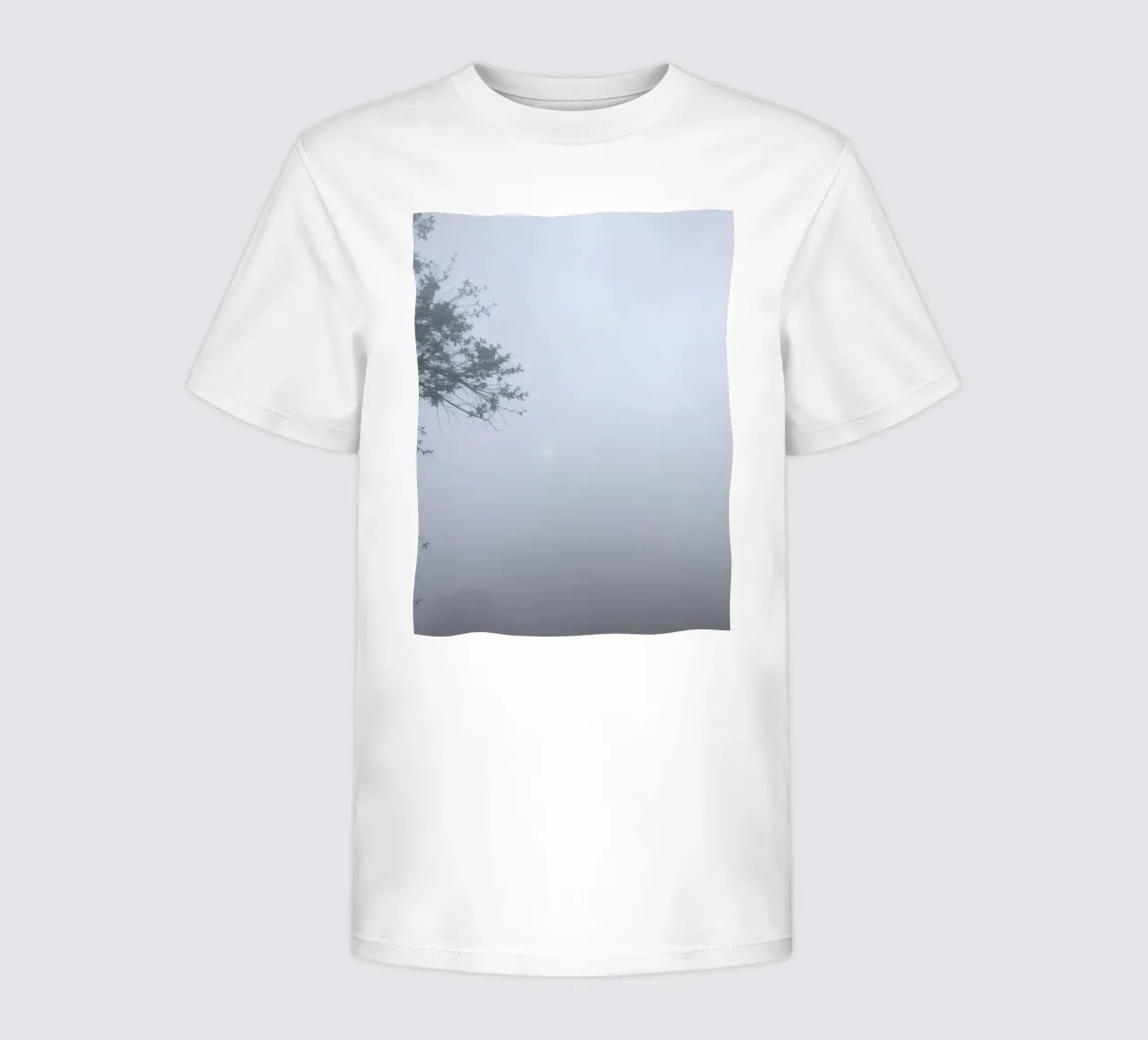 Paysage brumeux obscurci par un épais brouillard t-shirt enfant de DesignDoodle