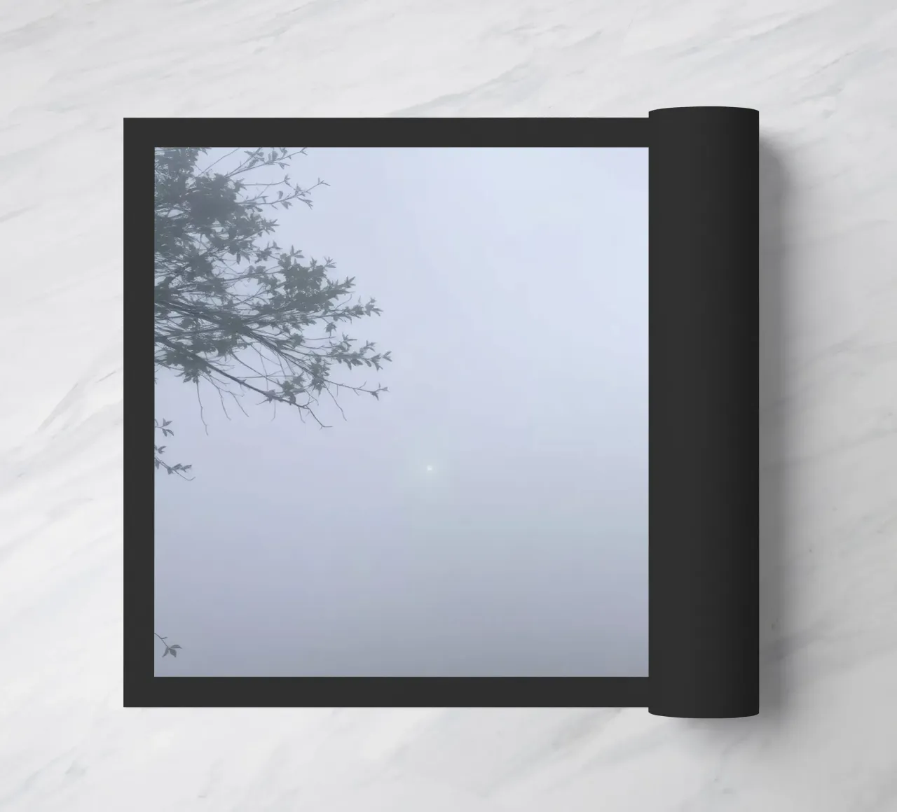 Paesaggio nebbioso oscurato da una fitta foschia zerbino da DesignDoodle