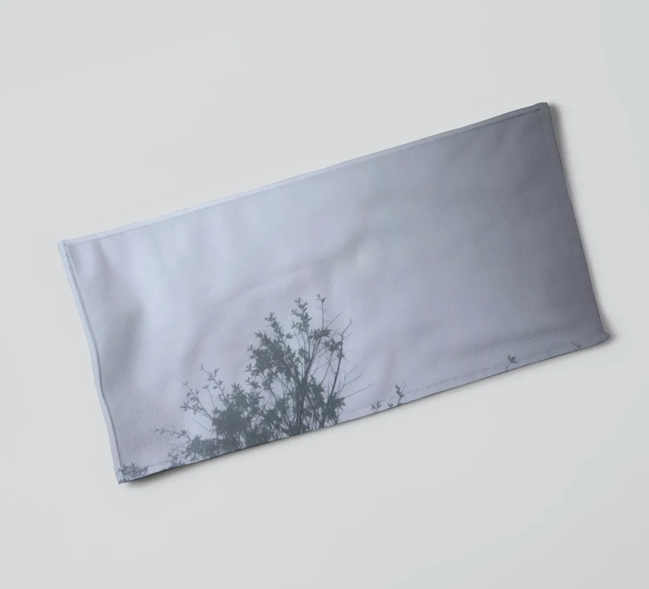 Paesaggio nebbioso oscurato da una fitta foschia asciugamano da bagno da DesignDoodle