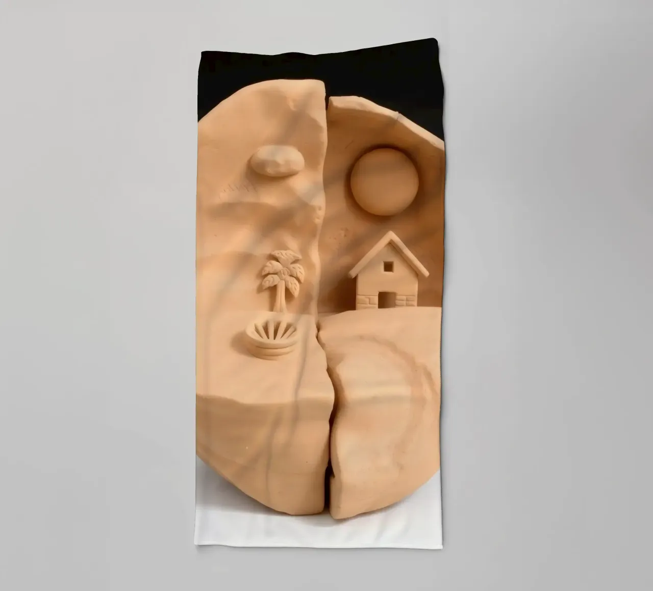 scultura in argilla raffigurante un paesaggio diviso in due con casa e pa asciugamano da bagno da DesignDoodle