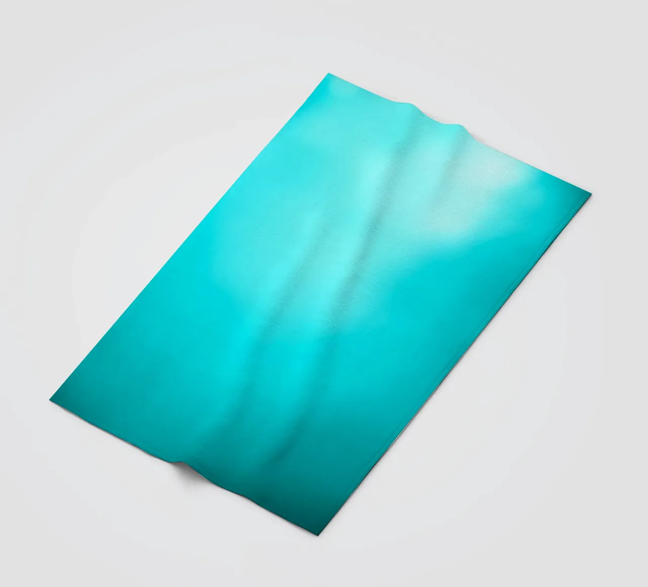 Scena subacquea con tonalità turchesi e luci soffuse coperta in pile da DesignDoodle
