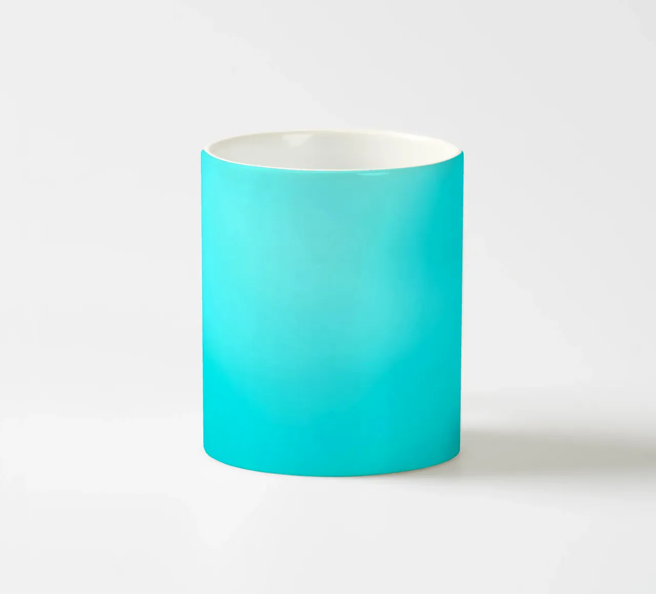 Scena subacquea con tonalità turchesi e luci soffuse tazza in ceramica da DesignDoodle