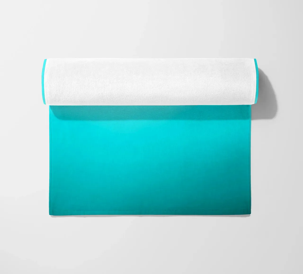 Scena subacquea con tonalità turchesi e luci soffuse telo mare da DesignDoodle