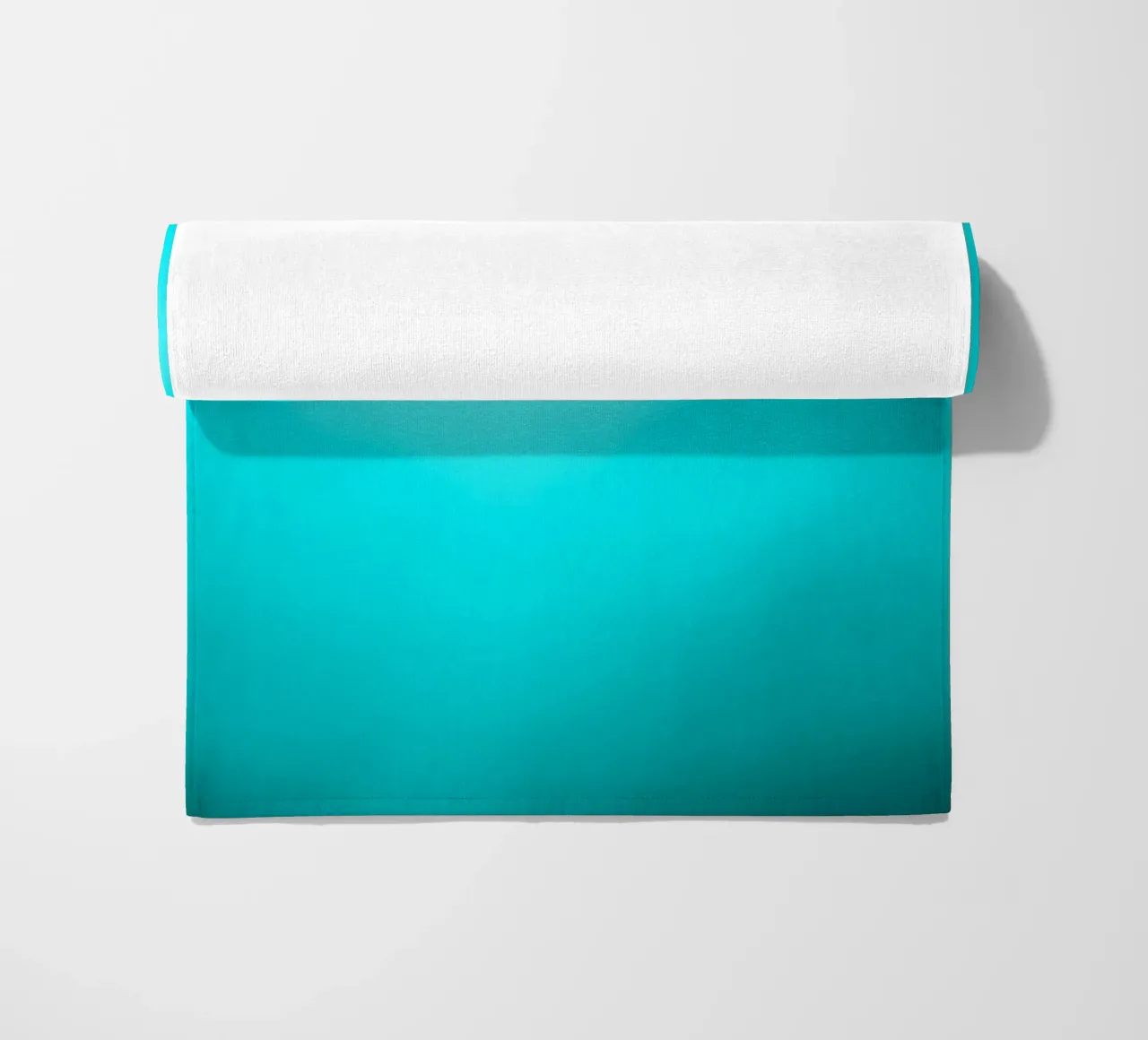 Scena subacquea con tonalità turchesi e luci soffuse telo mare da DesignDoodle