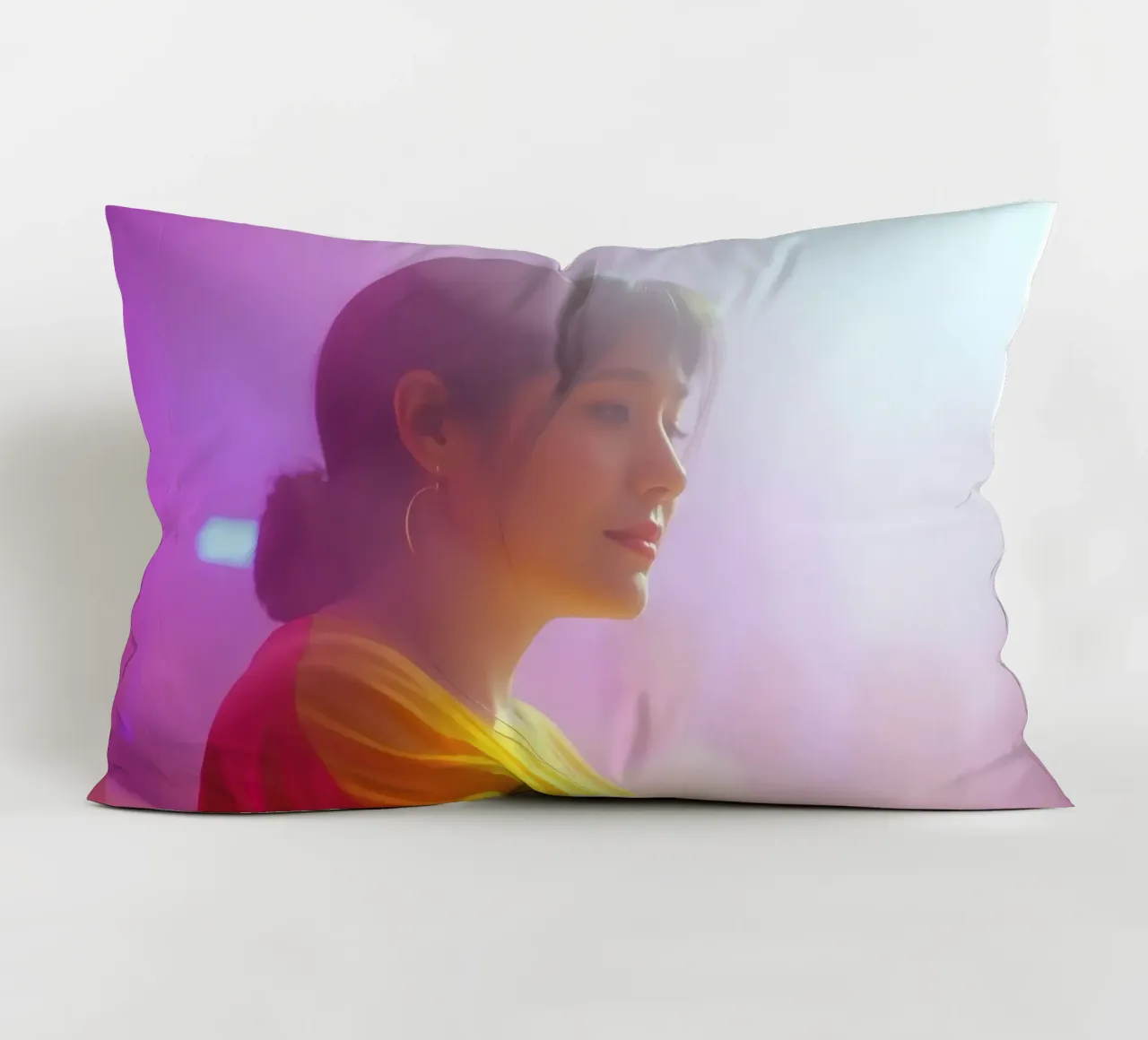 Giovane donna che si gode una festa colorata in un locale notturno cuscino da DesignDoodle