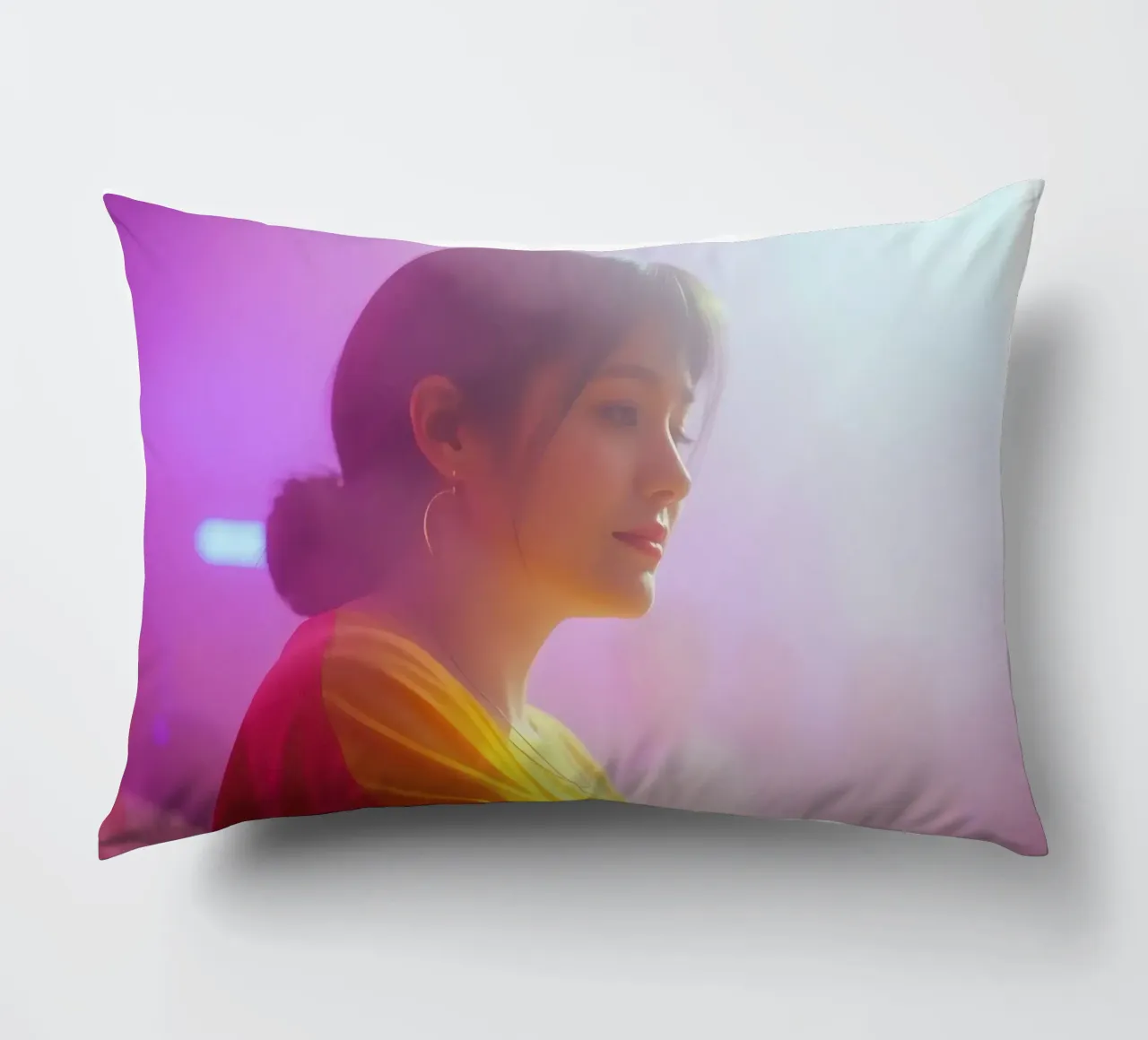 Giovane donna che si gode una festa colorata in un locale notturno cuscino da DesignDoodle