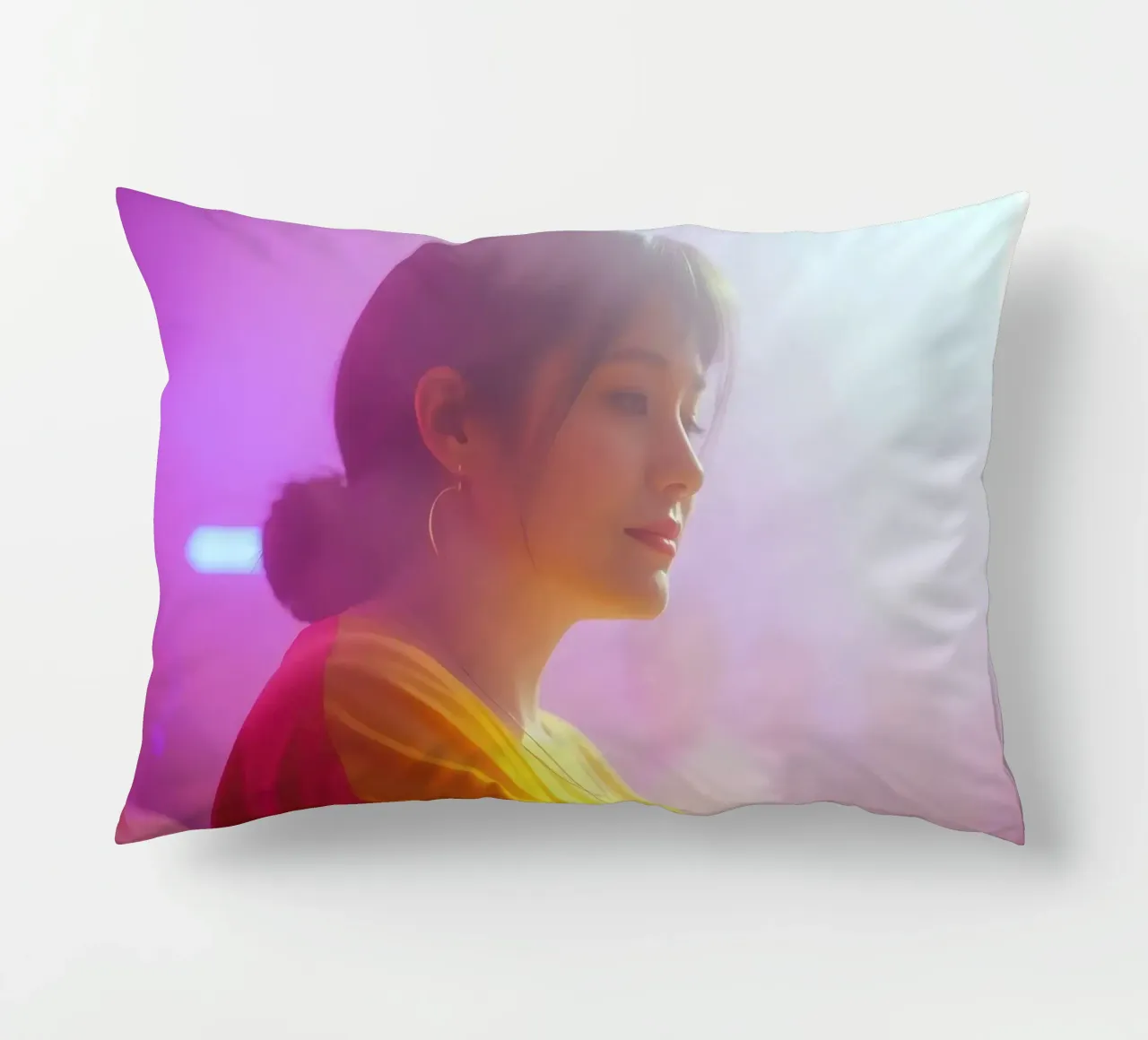 Giovane donna che si gode una festa colorata in un locale notturno cuscino da DesignDoodle