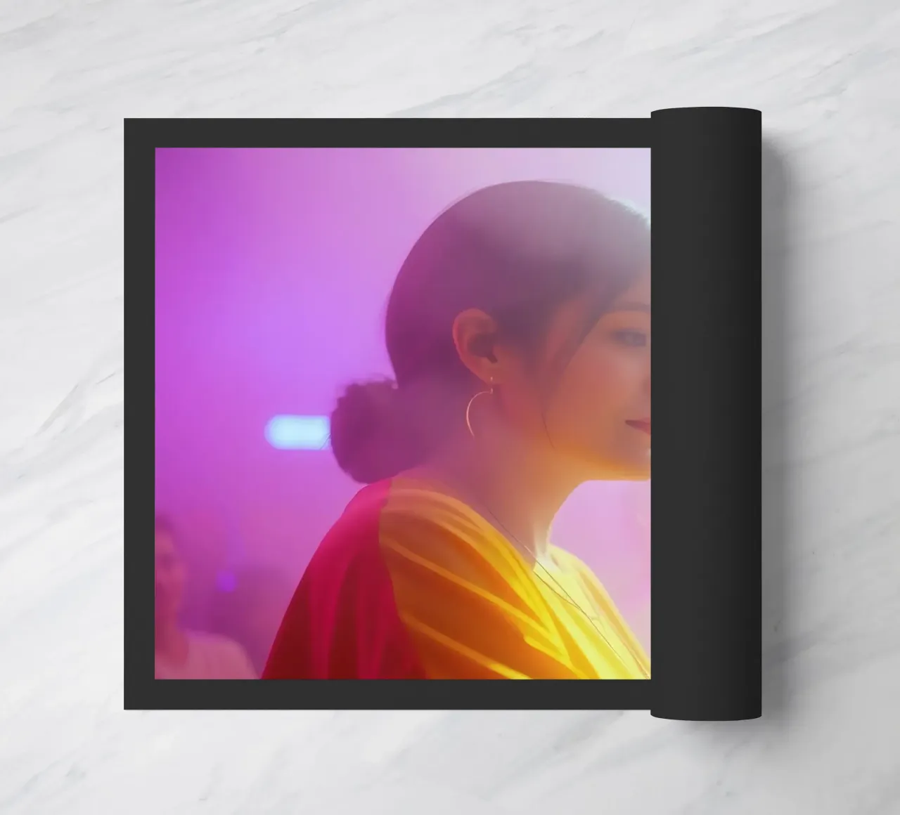 Giovane donna che si gode una festa colorata in un locale notturno zerbino da DesignDoodle