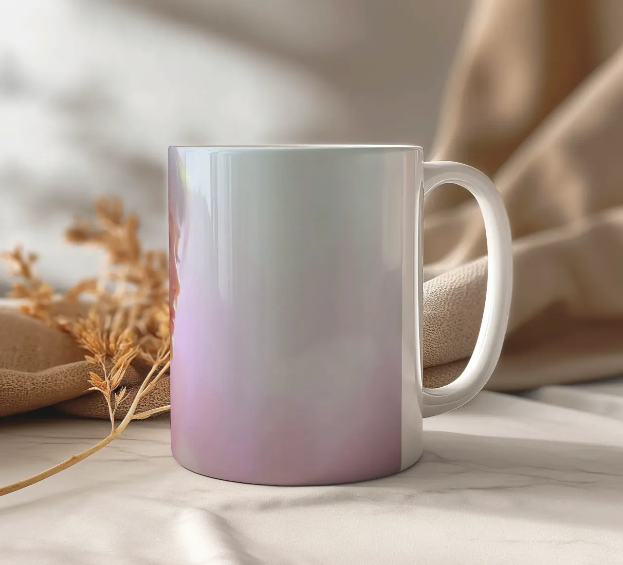 Giovane donna che si gode una festa colorata in un locale notturno tazza in ceramica da DesignDoodle