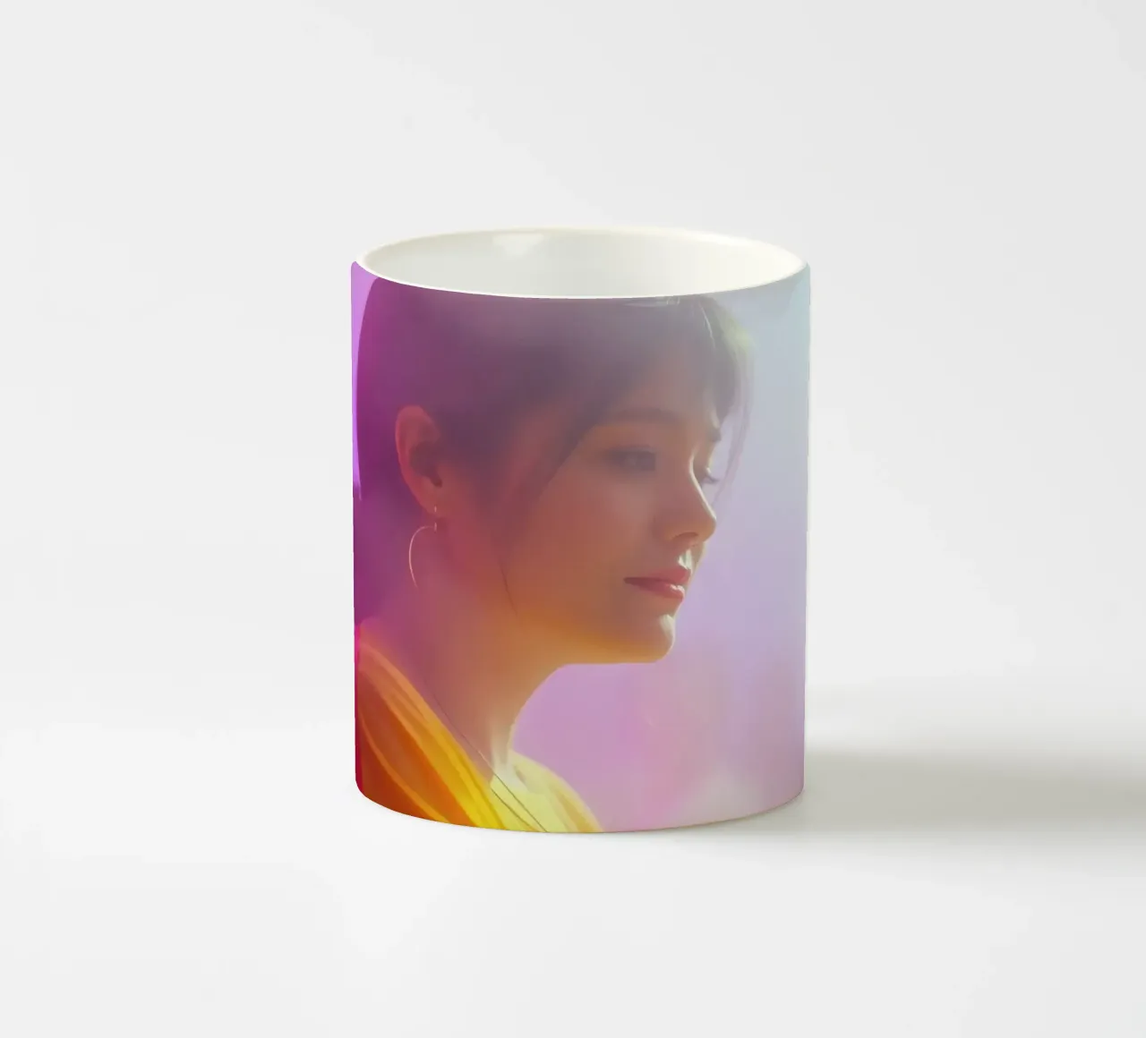 Giovane donna che si gode una festa colorata in un locale notturno tazza in ceramica da DesignDoodle