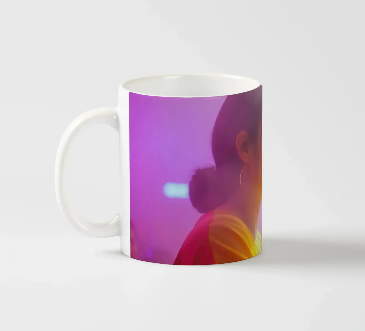 Giovane donna che si gode una festa colorata in un locale notturno tazza in ceramica da DesignDoodle