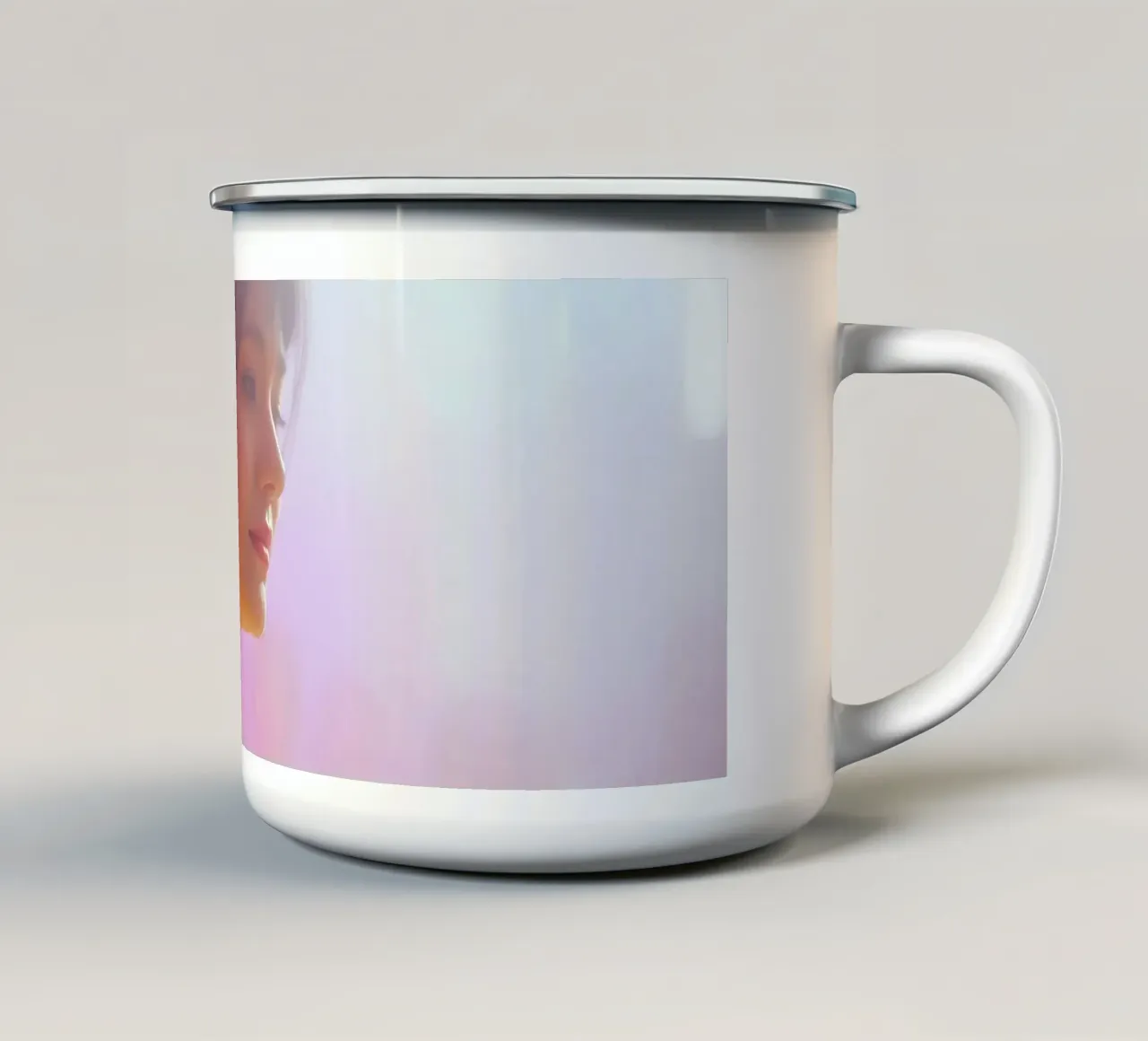 Giovane donna che si gode una festa colorata in un locale notturno tazza in smalto da DesignDoodle
