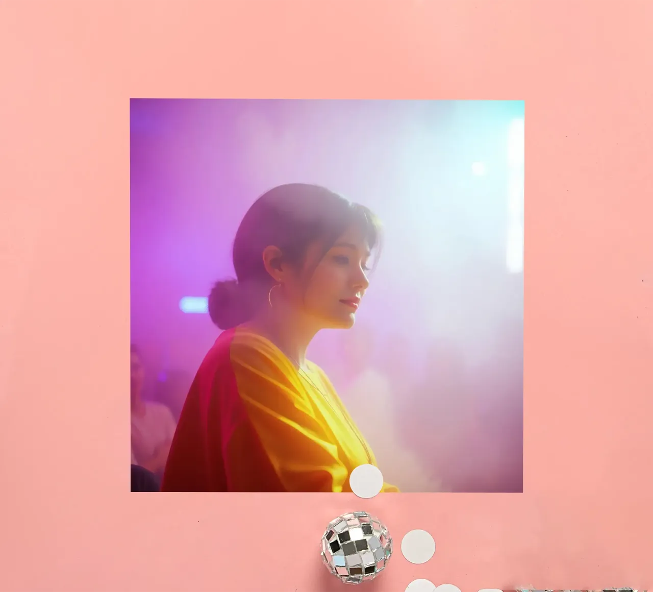 Jeune femme profitant d'une fête colorée dans une boîte de nuit autocollant de DesignDoodle