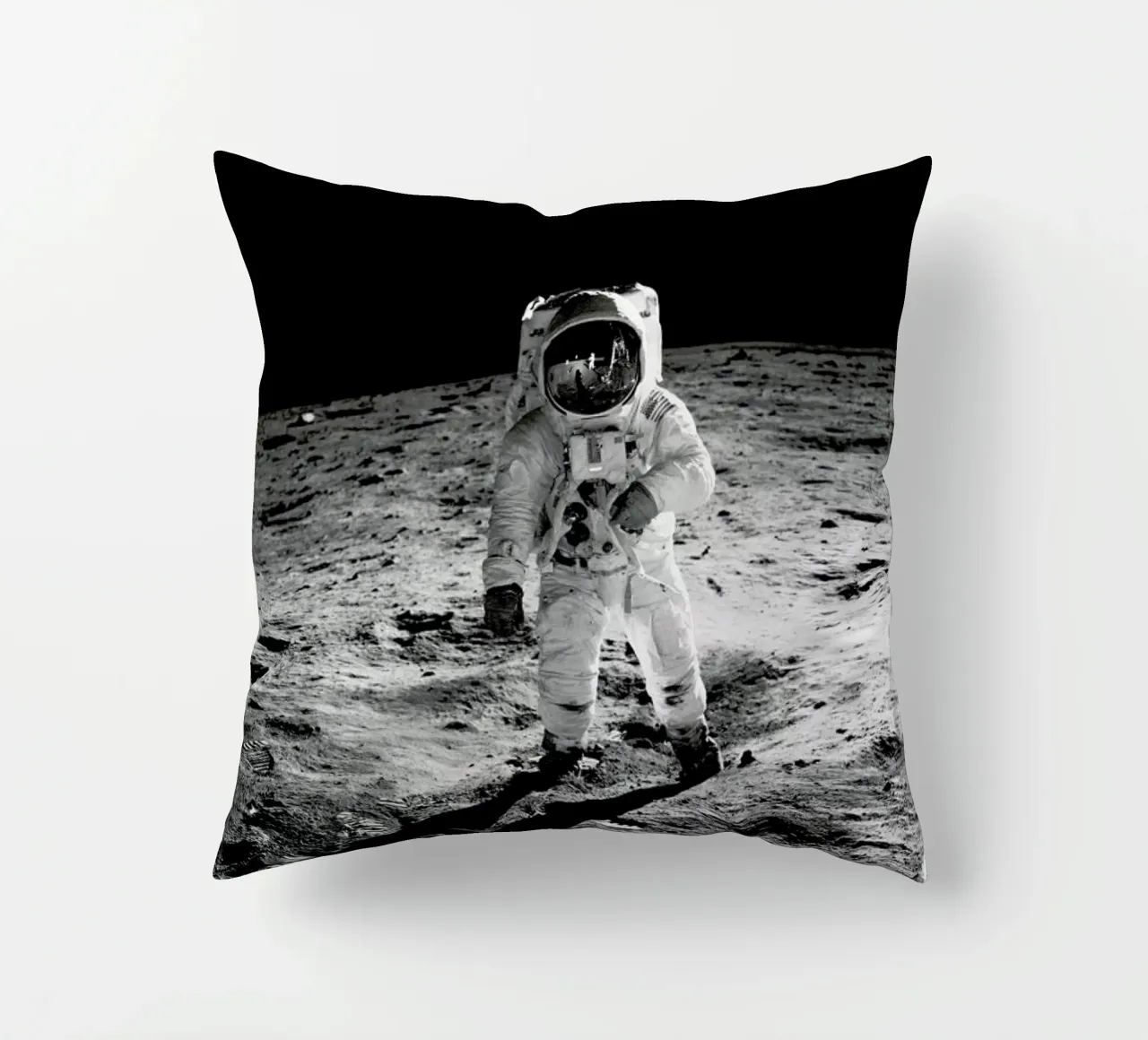 On the Lunar Surface cuscino da Vintage by JUNIQE