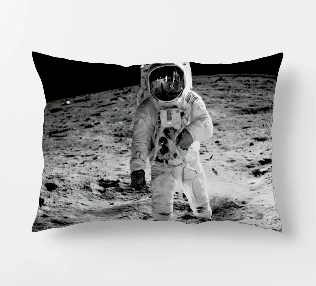 On the Lunar Surface cuscino da Vintage by JUNIQE