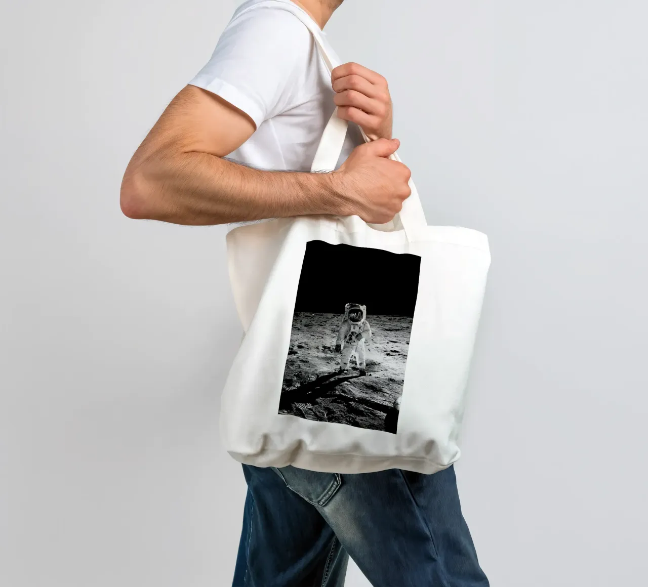 On the Lunar Surface borsa in juta da Vintage by JUNIQE