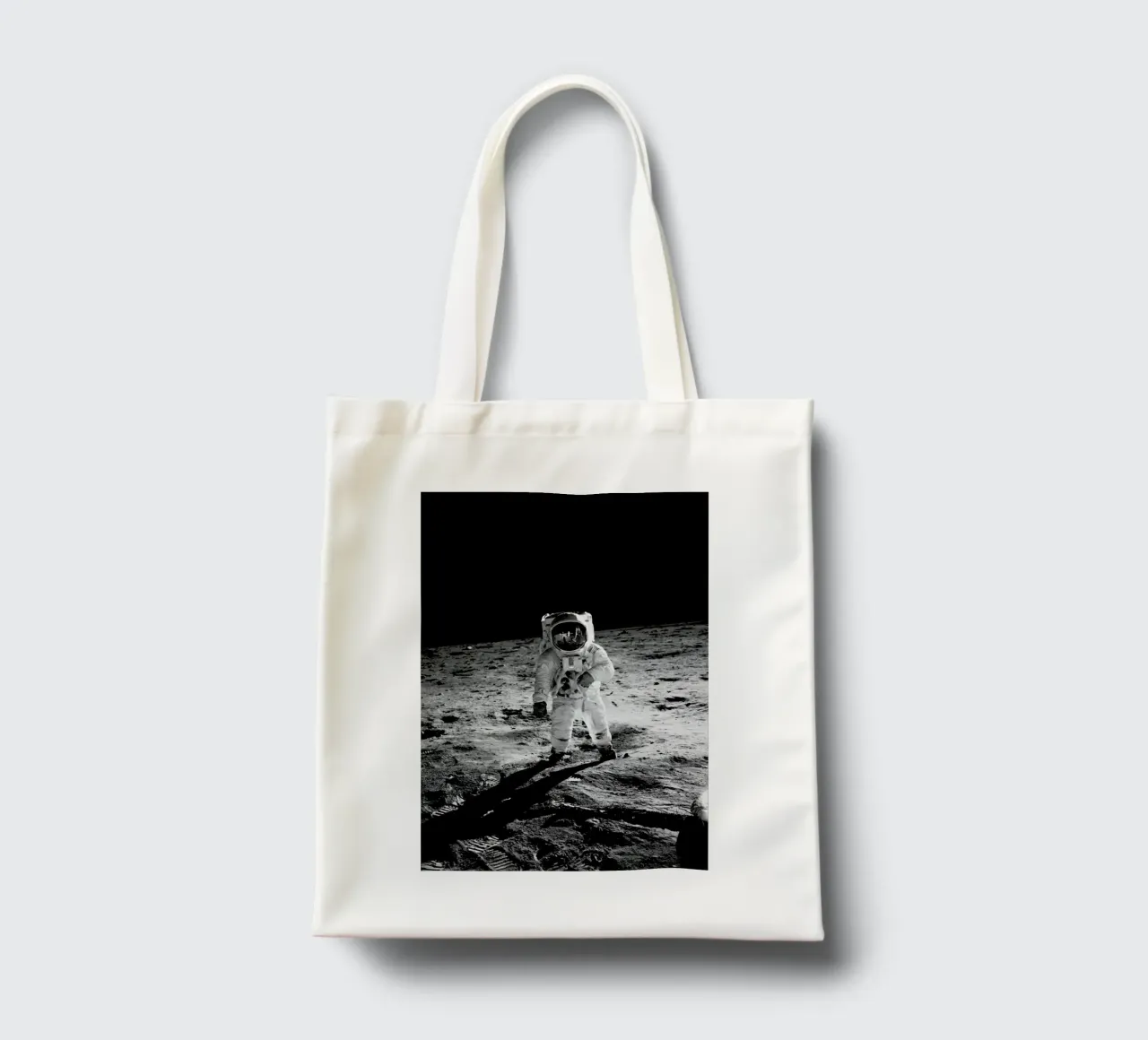 On the Lunar Surface borsa in juta da Vintage by JUNIQE