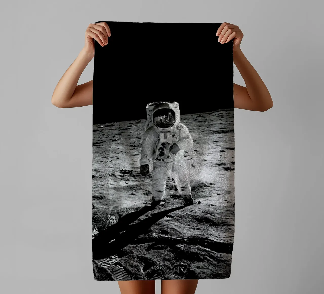 On the Lunar Surface asciugamano da bagno da Vintage by JUNIQE