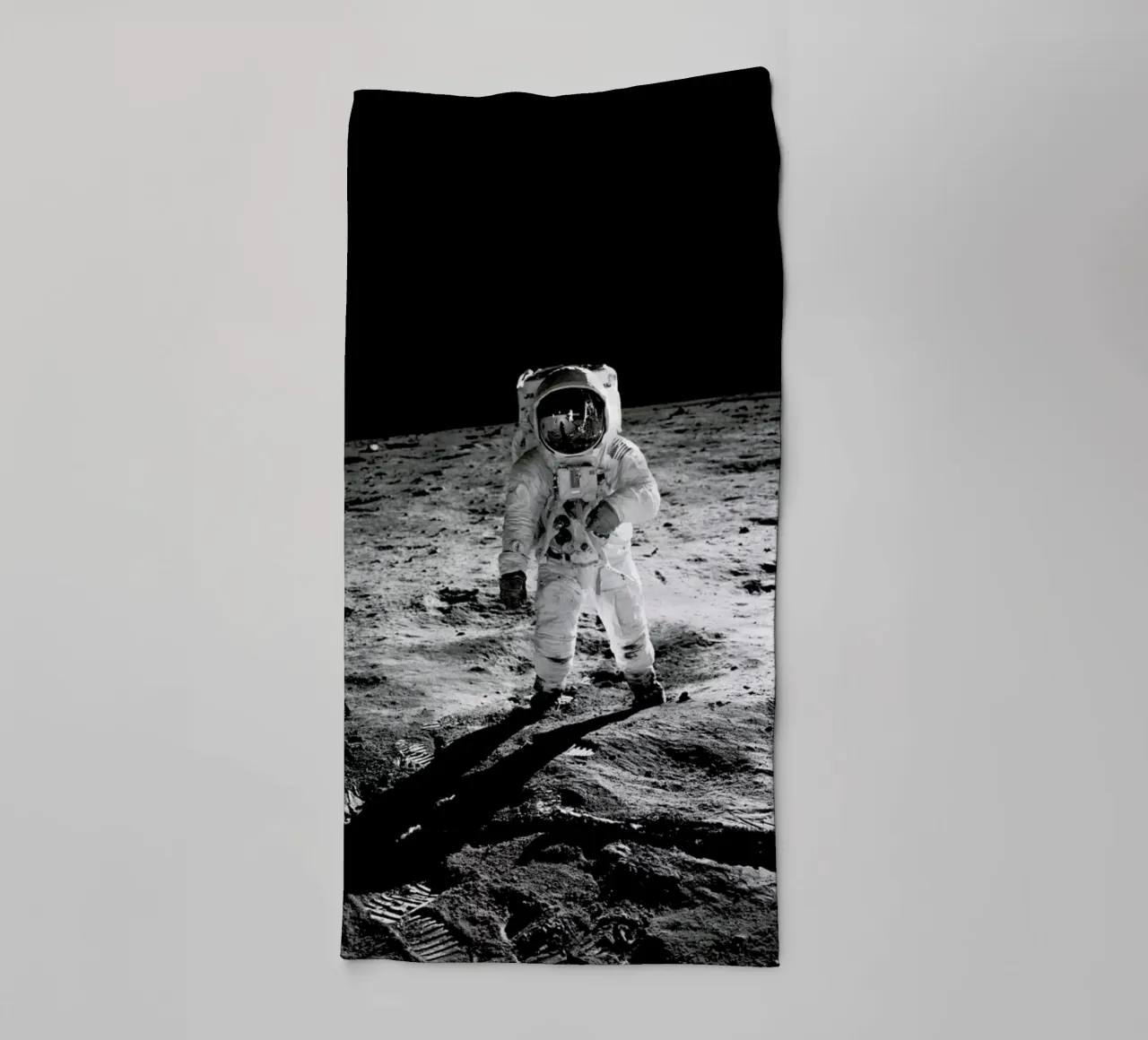 On the Lunar Surface asciugamano da bagno da Vintage by JUNIQE
