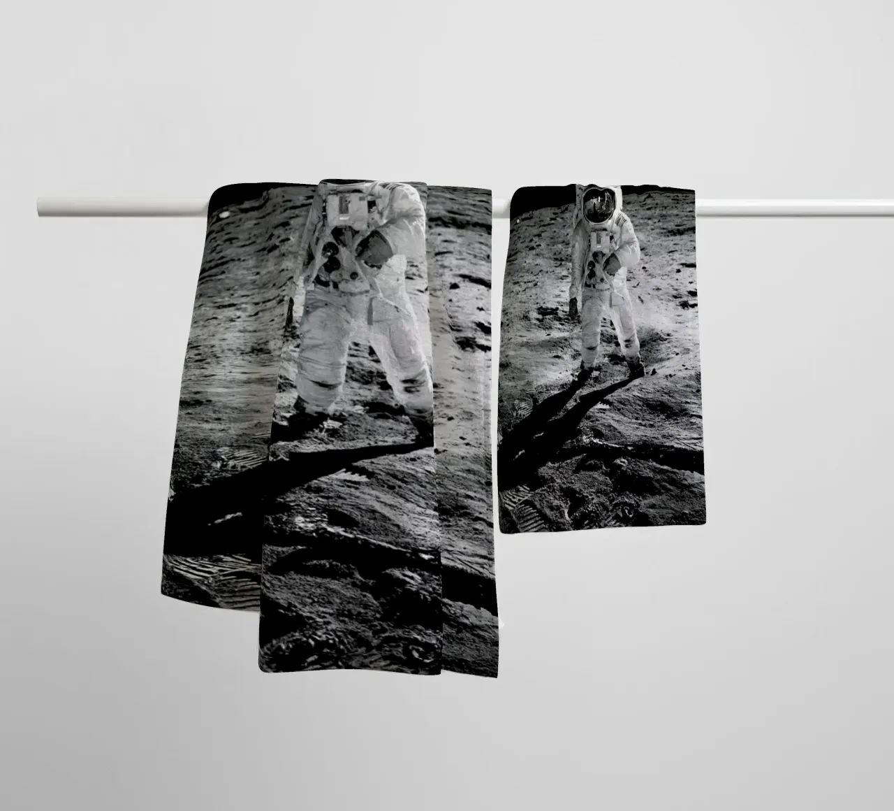 On the Lunar Surface asciugamano da bagno da Vintage by JUNIQE