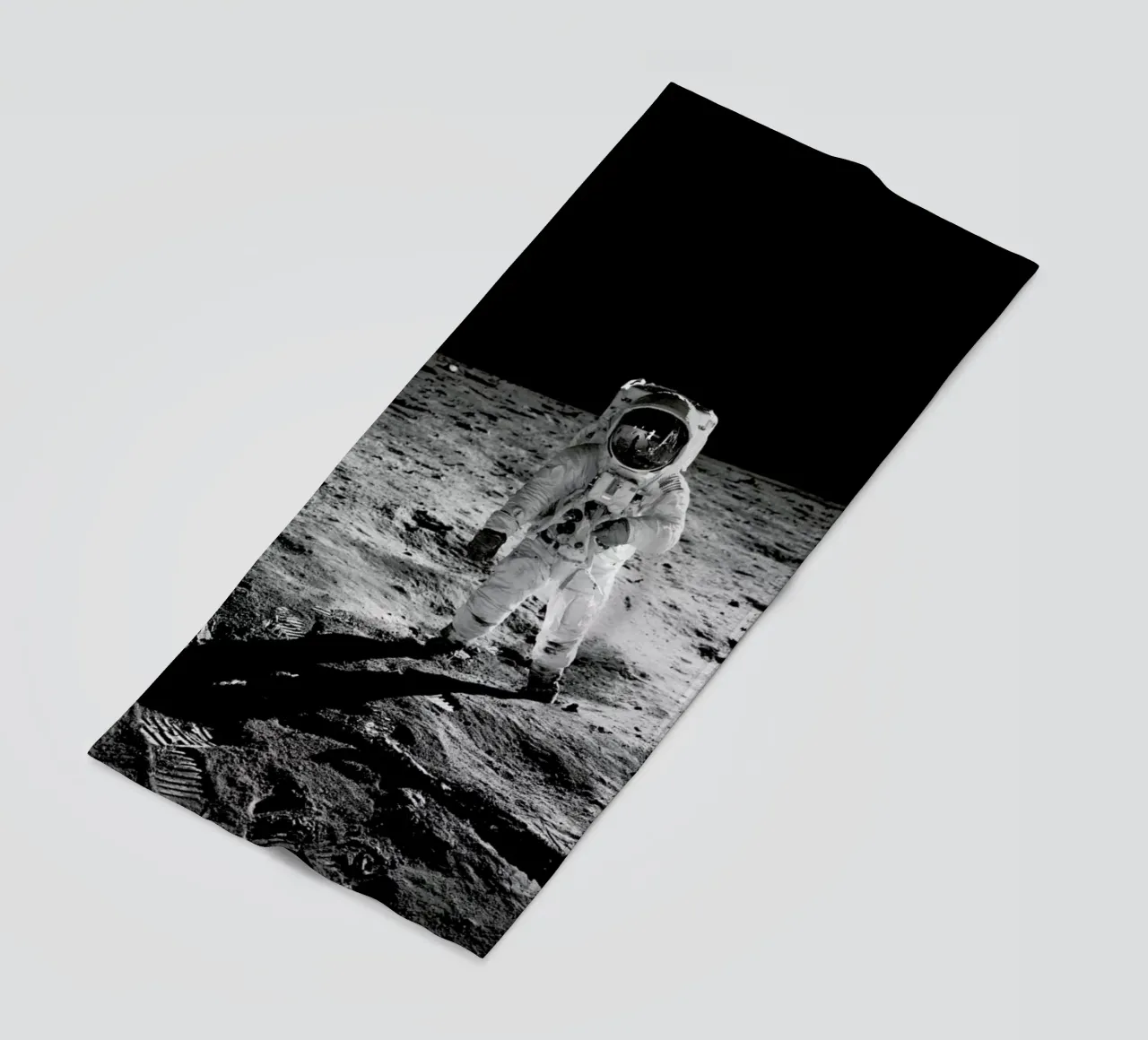 On the Lunar Surface telo mare da Vintage by JUNIQE