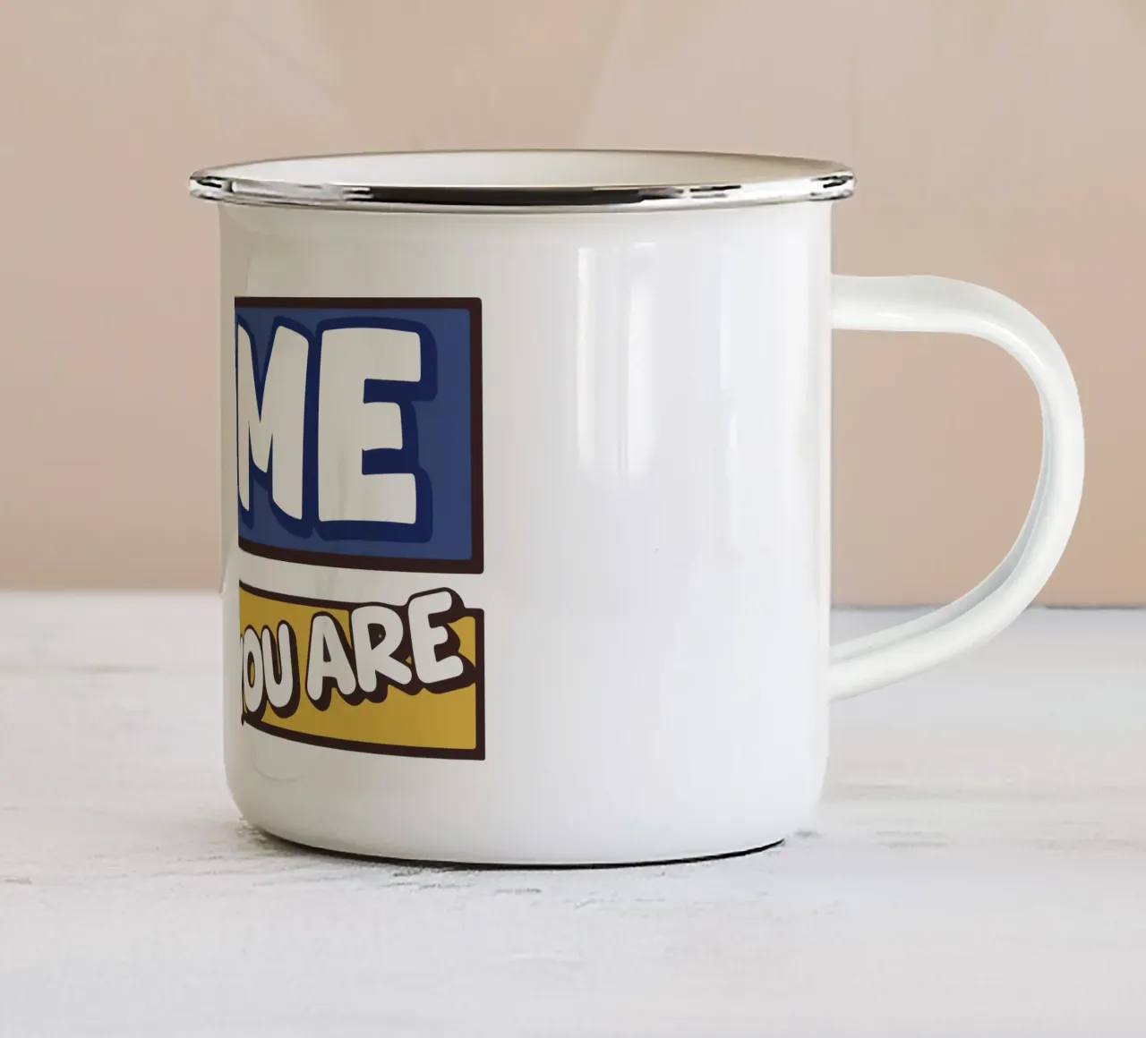 Venite come siete tazza in smalto da Gunawan Rb
