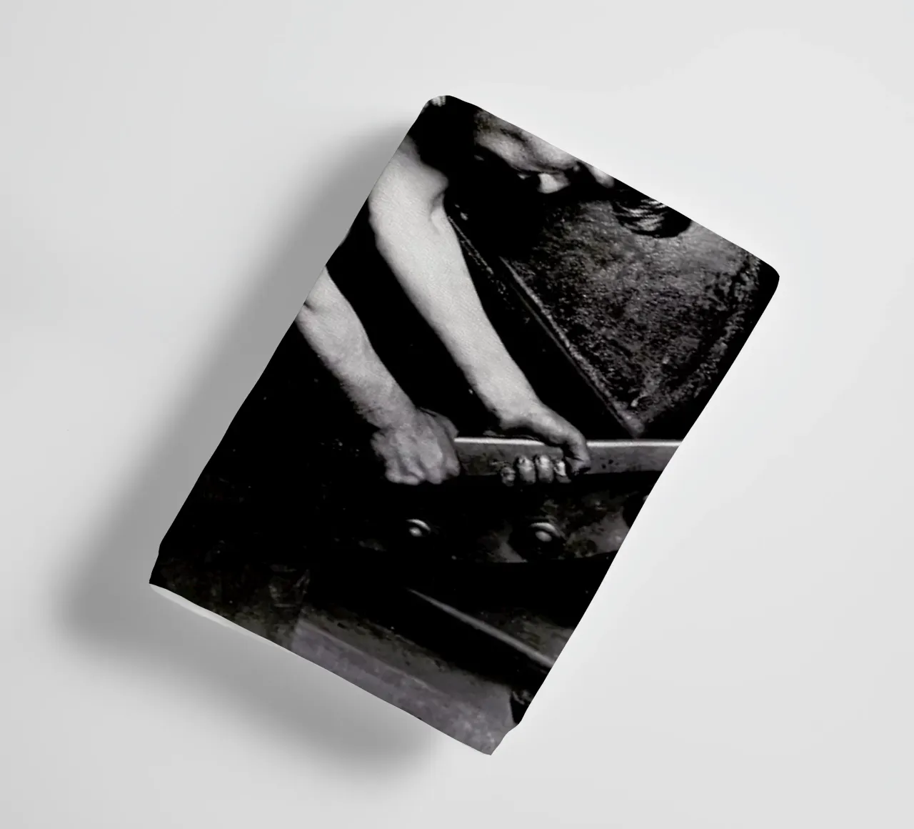 Lewis Wickes Hine - Power House Mechanic asciugamano da bagno da ARTOTHEK