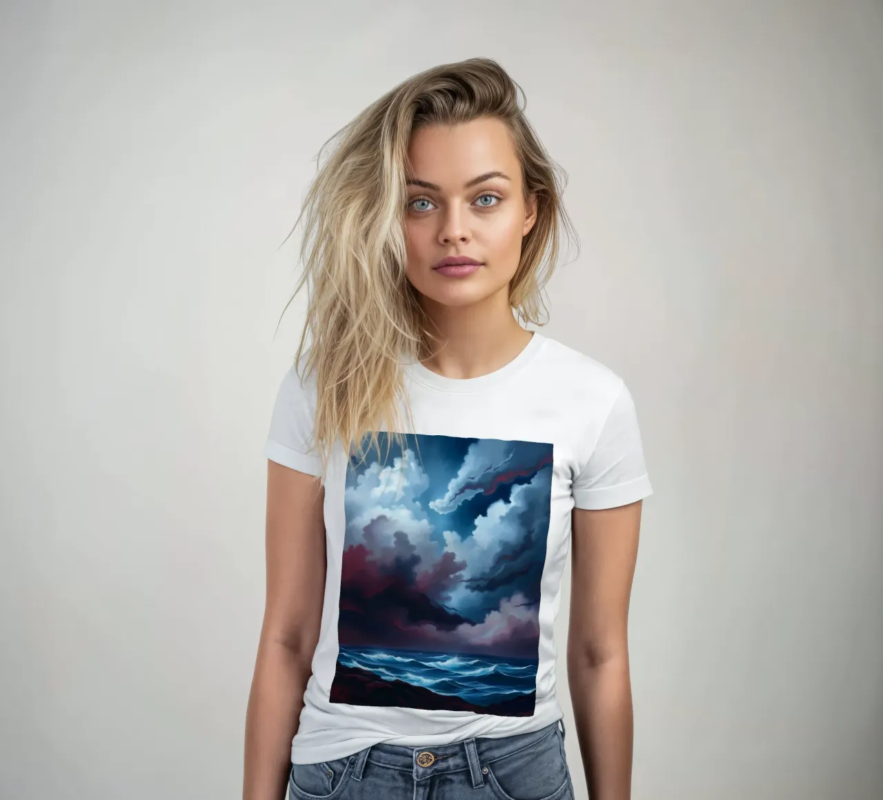 Dynamische stormachtige lucht boven turbulente oceaangolven schemering dames t-shirt getailleerd van DesignDoodle