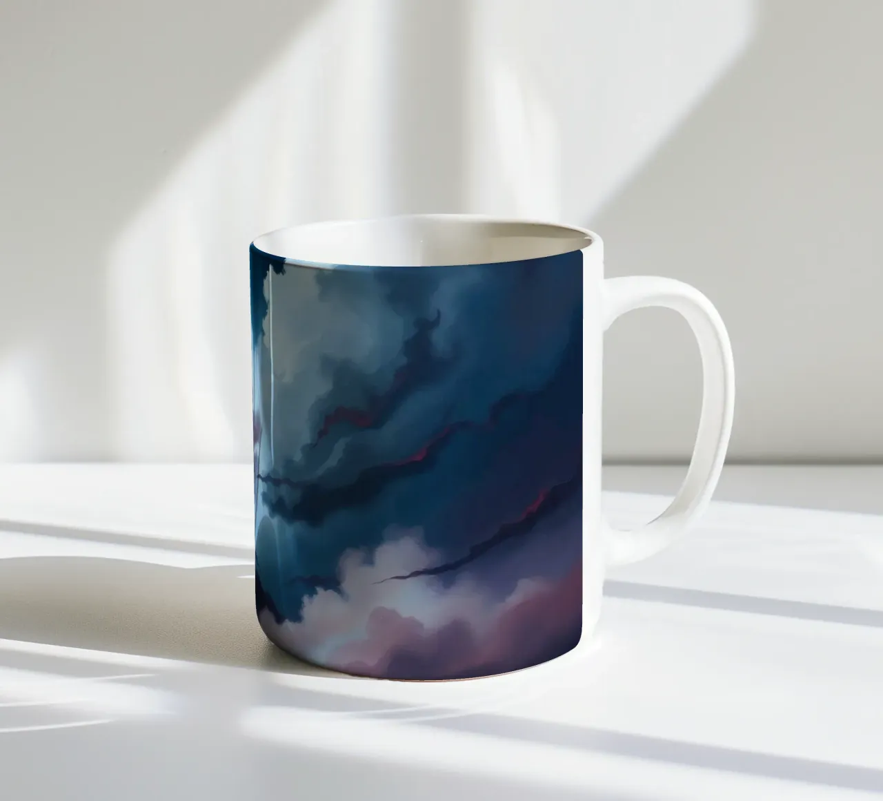 Dynamische stormachtige lucht boven turbulente oceaangolven schemering keramische mok van DesignDoodle