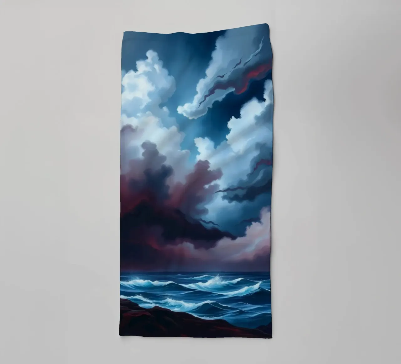 Dynamischer stürmischer Himmel über stürmischen Meereswellen in der Dämmerung Handtuch von DesignDoodle