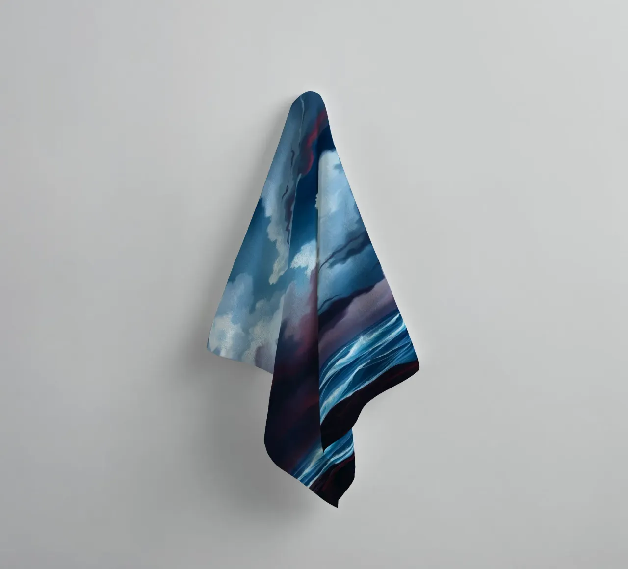 Dynamischer stürmischer Himmel über stürmischen Meereswellen in der Dämmerung Handtuch von DesignDoodle