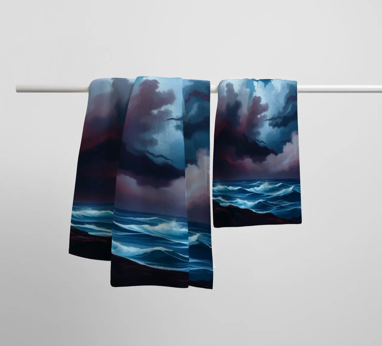 Dynamischer stürmischer Himmel über stürmischen Meereswellen in der Dämmerung Handtuch von DesignDoodle