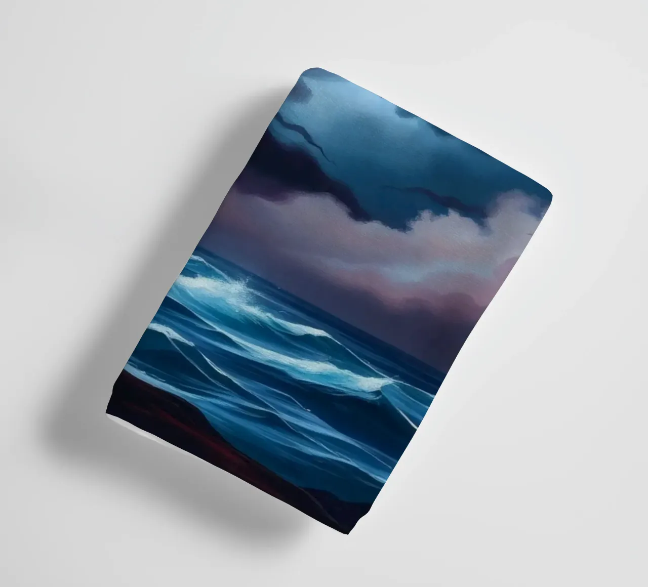 Dynamischer stürmischer Himmel über stürmischen Meereswellen in der Dämmerung Handtuch von DesignDoodle