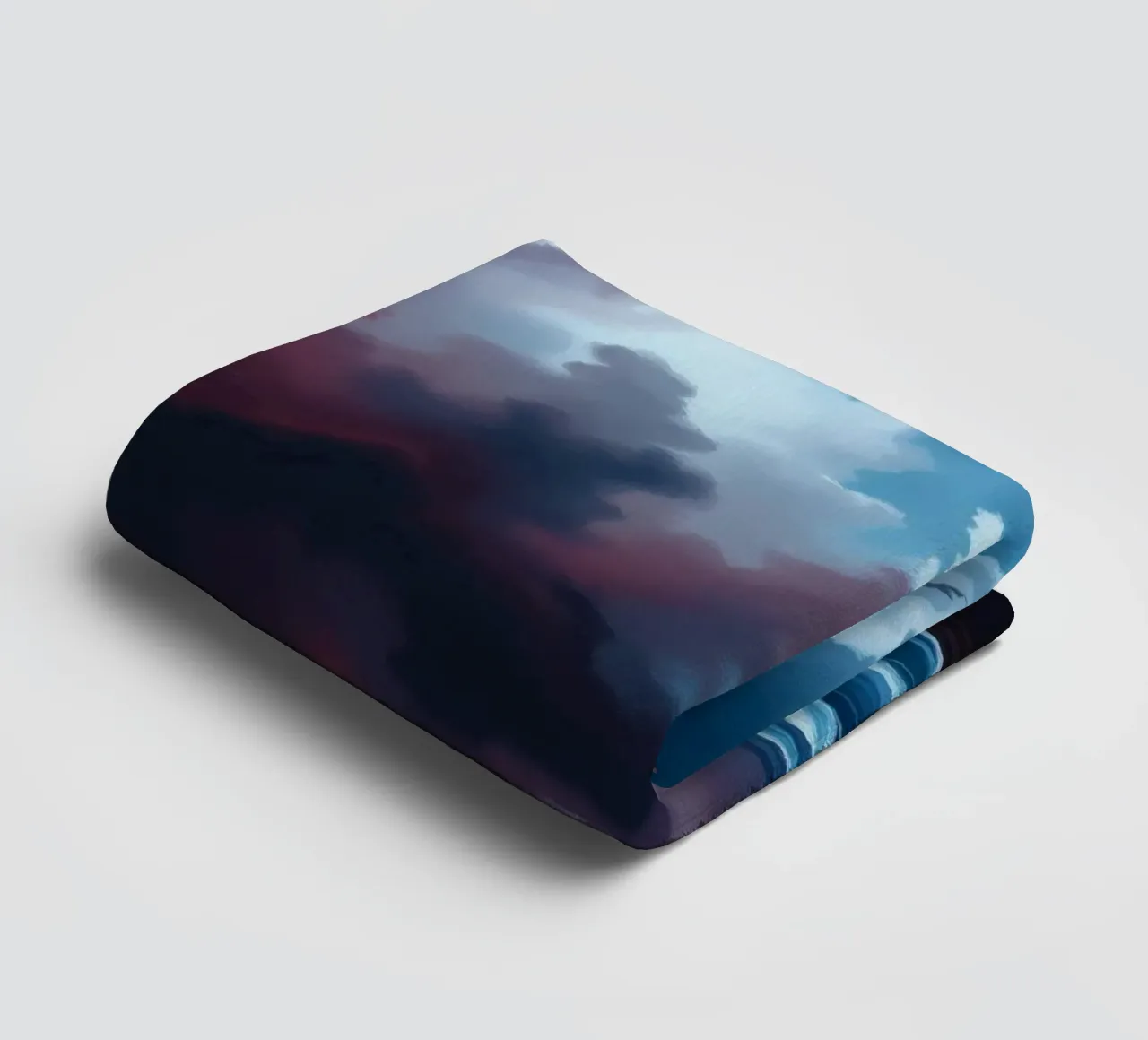 Dynamischer stürmischer Himmel über stürmischen Meereswellen in der Dämmerung Handtuch von DesignDoodle