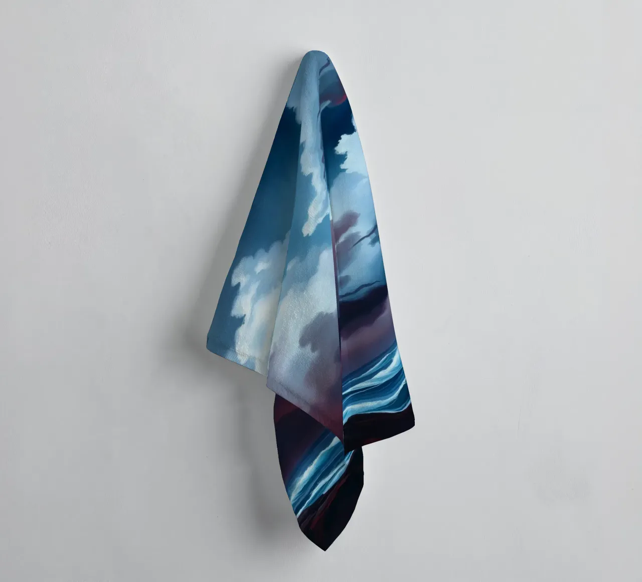 Dynamischer stürmischer Himmel über stürmischen Meereswellen in der Dämmerung Handtuch von DesignDoodle