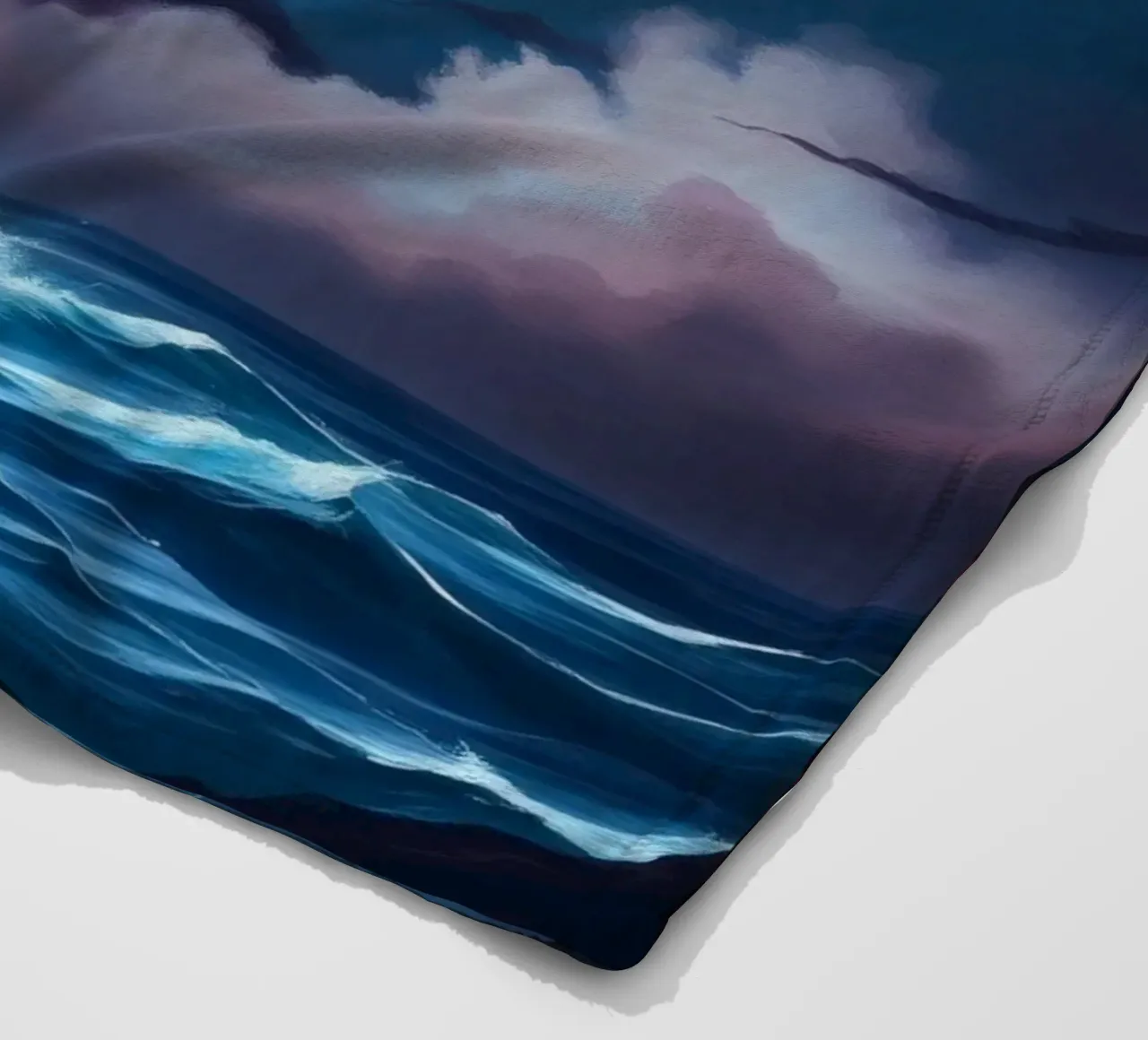 Dynamischer stürmischer Himmel über stürmischen Meereswellen in der Dämmerung Fleecedecke von DesignDoodle
