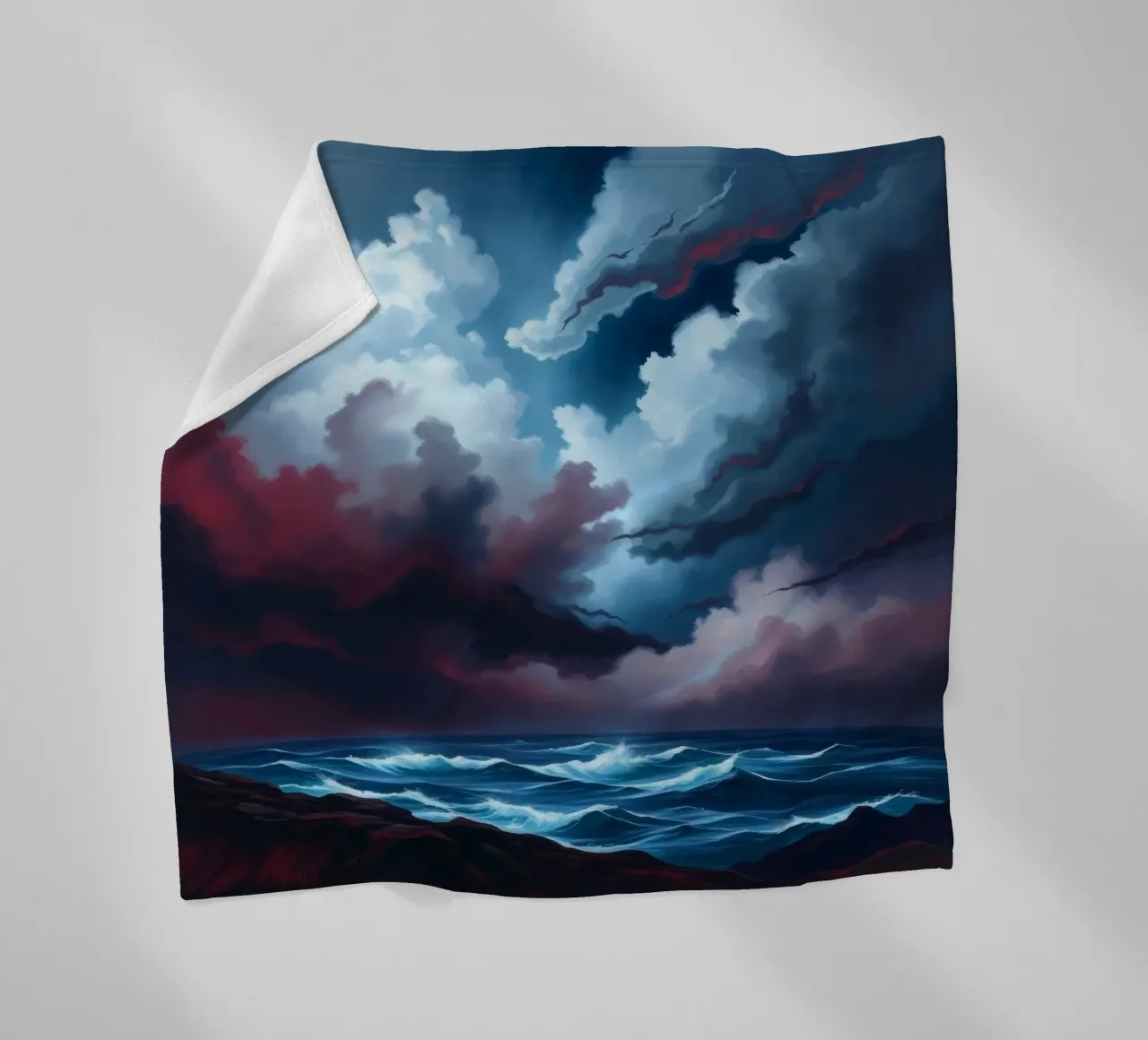 Dynamischer stürmischer Himmel über stürmischen Meereswellen in der Dämmerung Fleecedecke von DesignDoodle