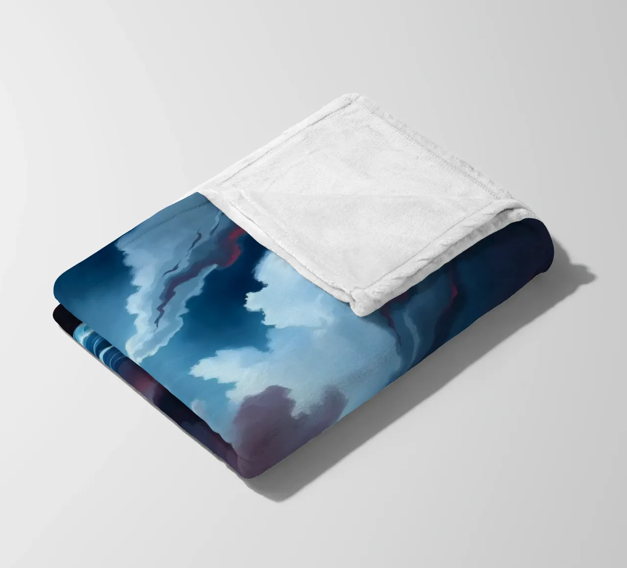 Dynamischer stürmischer Himmel über stürmischen Meereswellen in der Dämmerung Fleecedecke von DesignDoodle
