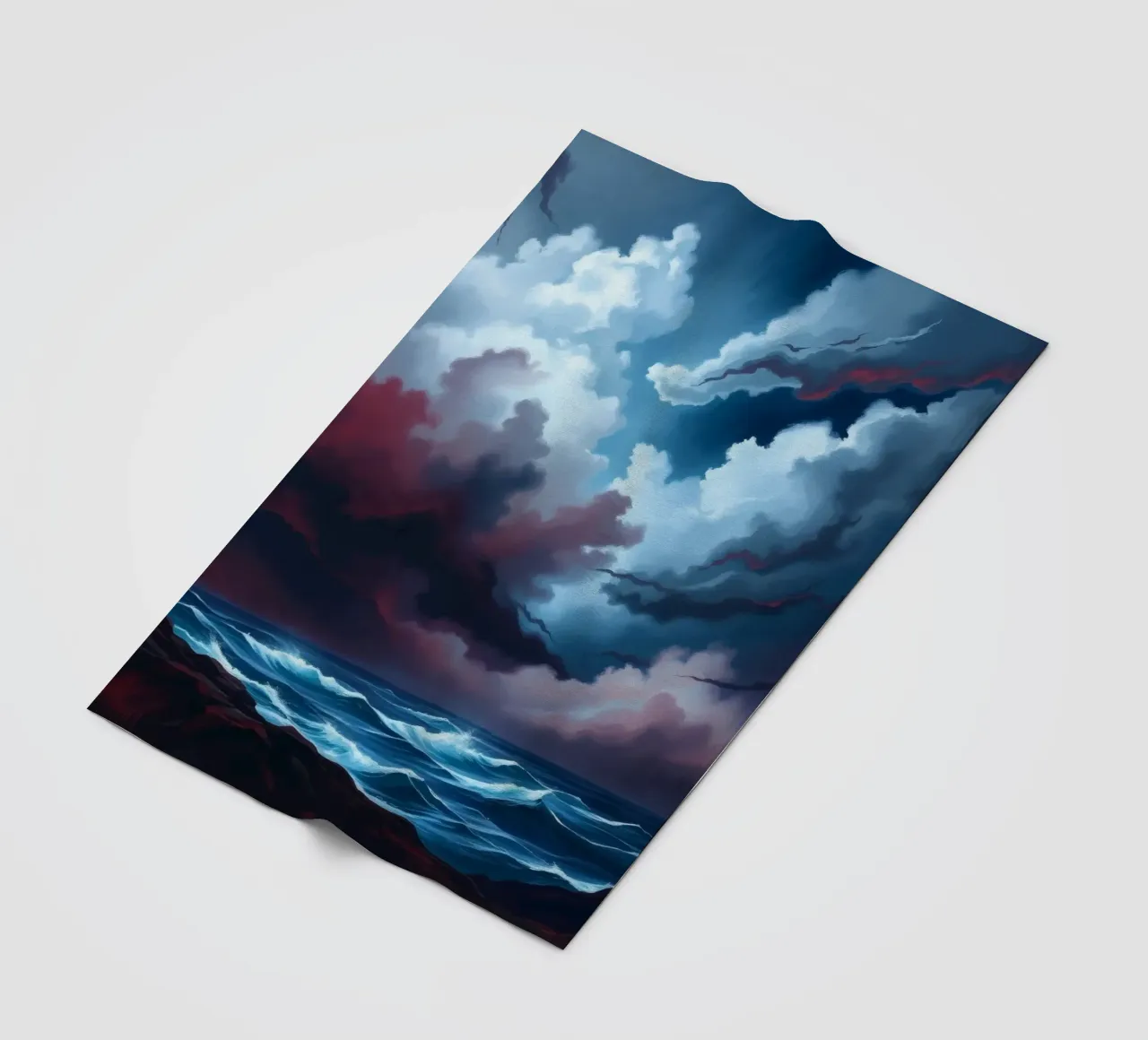 Dynamischer stürmischer Himmel über stürmischen Meereswellen in der Dämmerung Fleecedecke von DesignDoodle