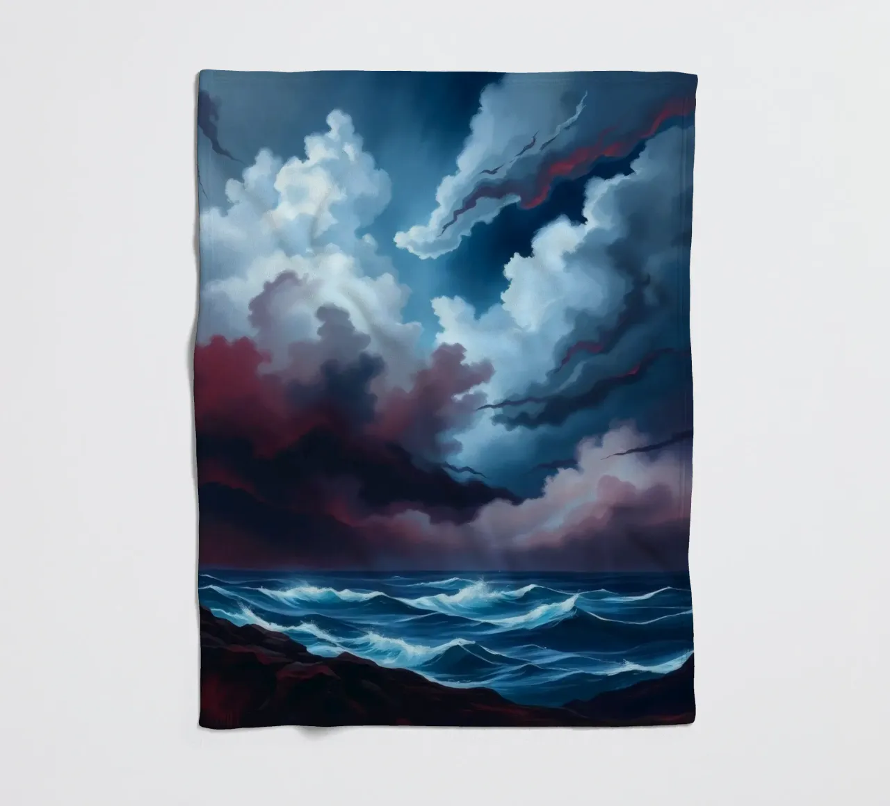 Dynamischer stürmischer Himmel über stürmischen Meereswellen in der Dämmerung Fleecedecke von DesignDoodle