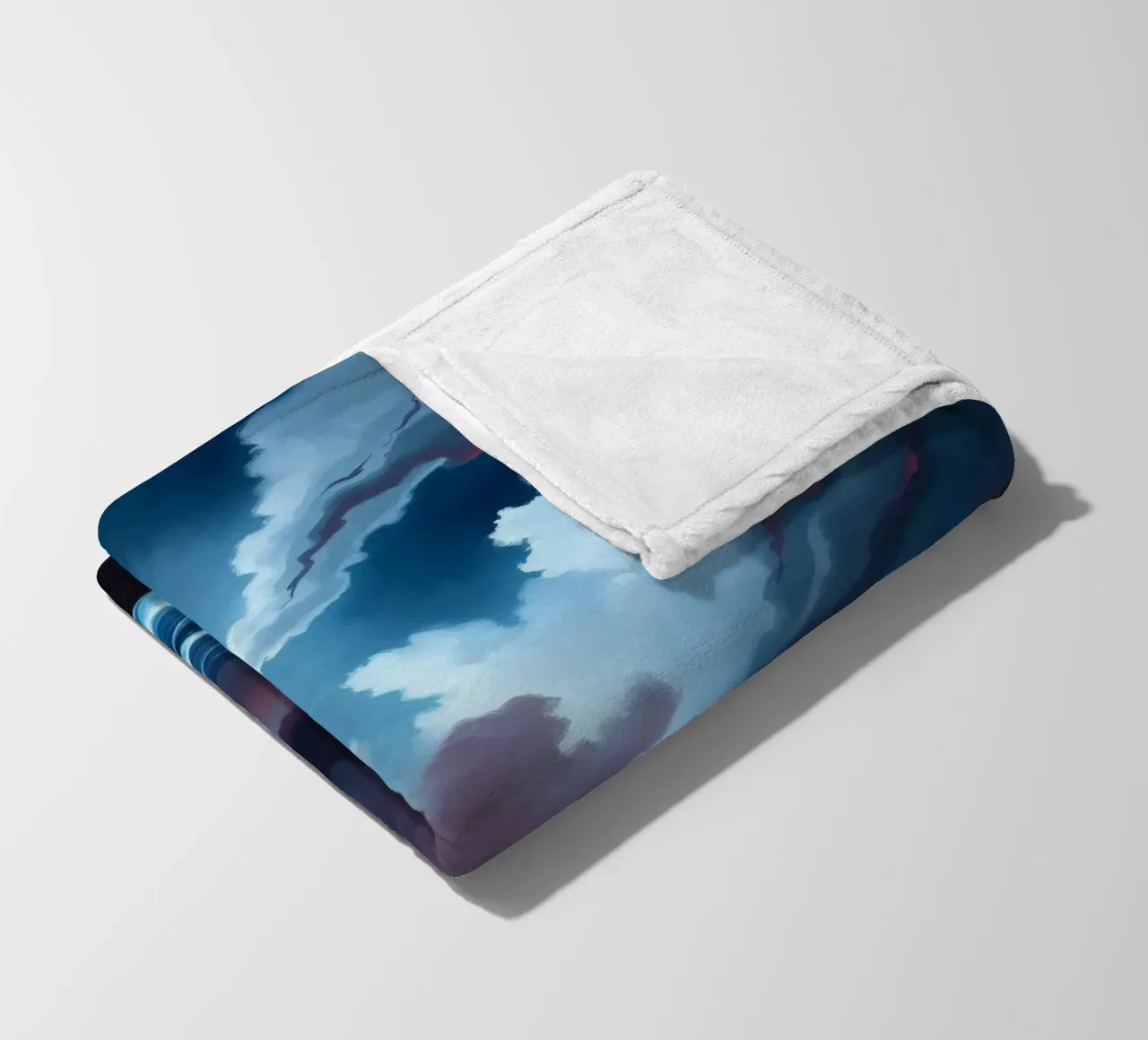 Dynamischer stürmischer Himmel über stürmischen Meereswellen in der Dämmerung Fleecedecke von DesignDoodle