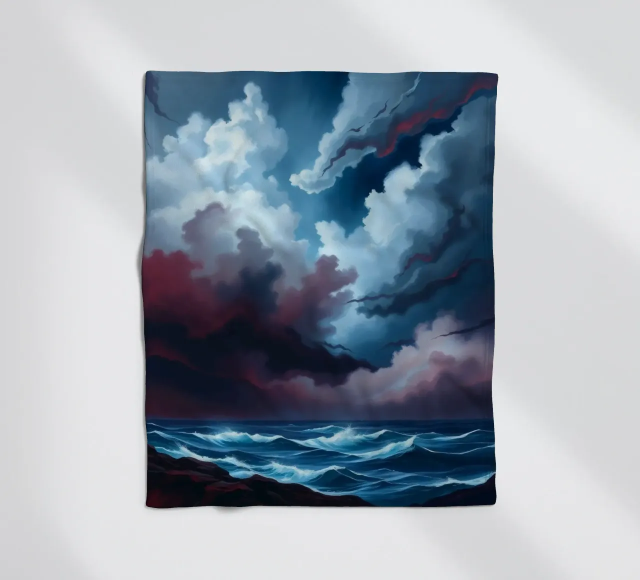 Dynamischer stürmischer Himmel über stürmischen Meereswellen in der Dämmerung Fleecedecke von DesignDoodle