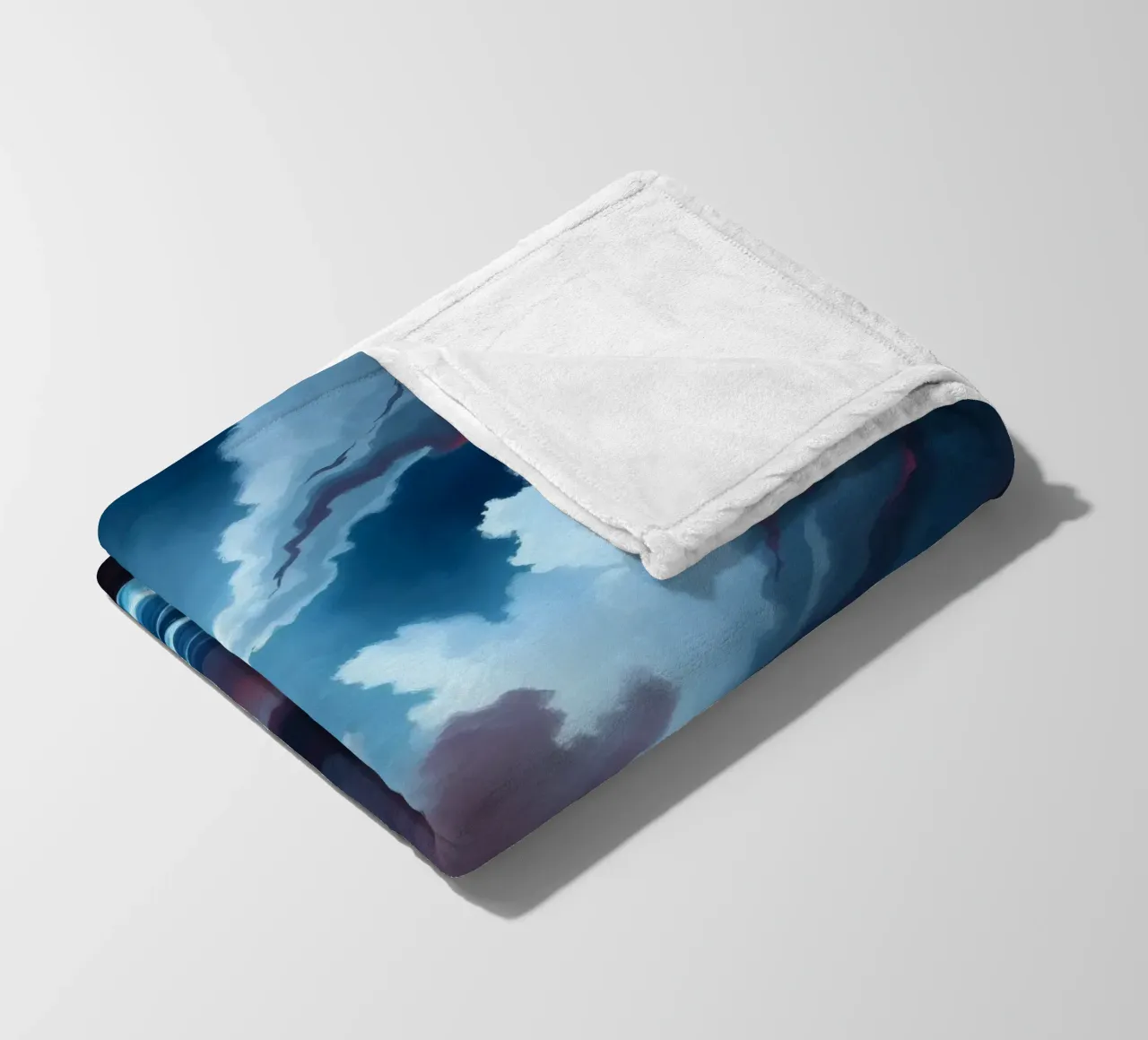 Dynamischer stürmischer Himmel über stürmischen Meereswellen in der Dämmerung Fleecedecke von DesignDoodle