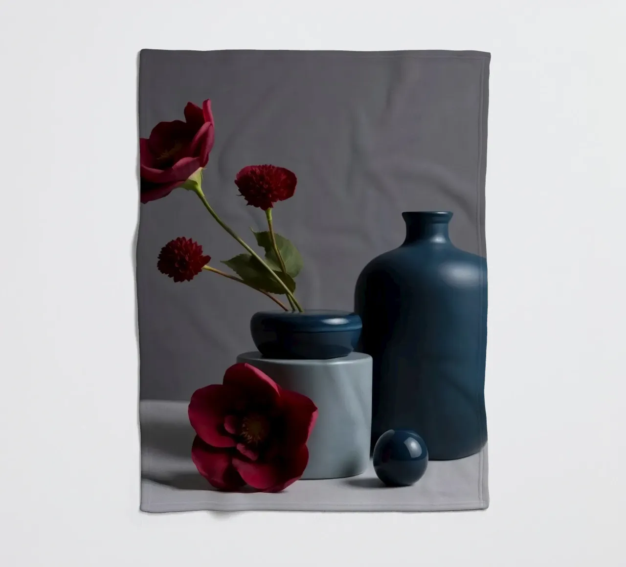 vasi blu scuro con fiori vivaci su un tavolo minimalista coperta in pile da DesignDoodle