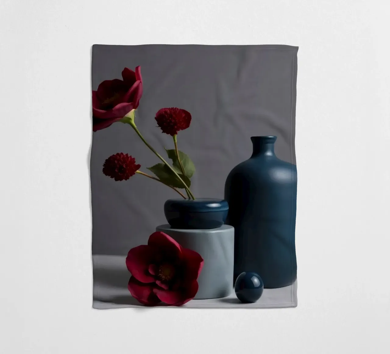 vasi blu scuro con fiori vivaci su un tavolo minimalista coperta in pile da DesignDoodle