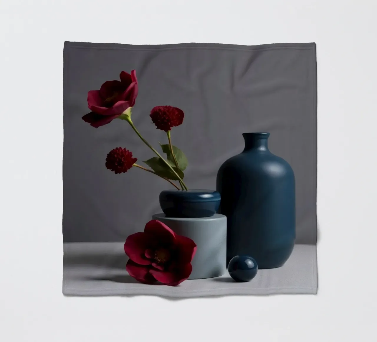 vasi blu scuro con fiori vivaci su un tavolo minimalista coperta in pile da DesignDoodle