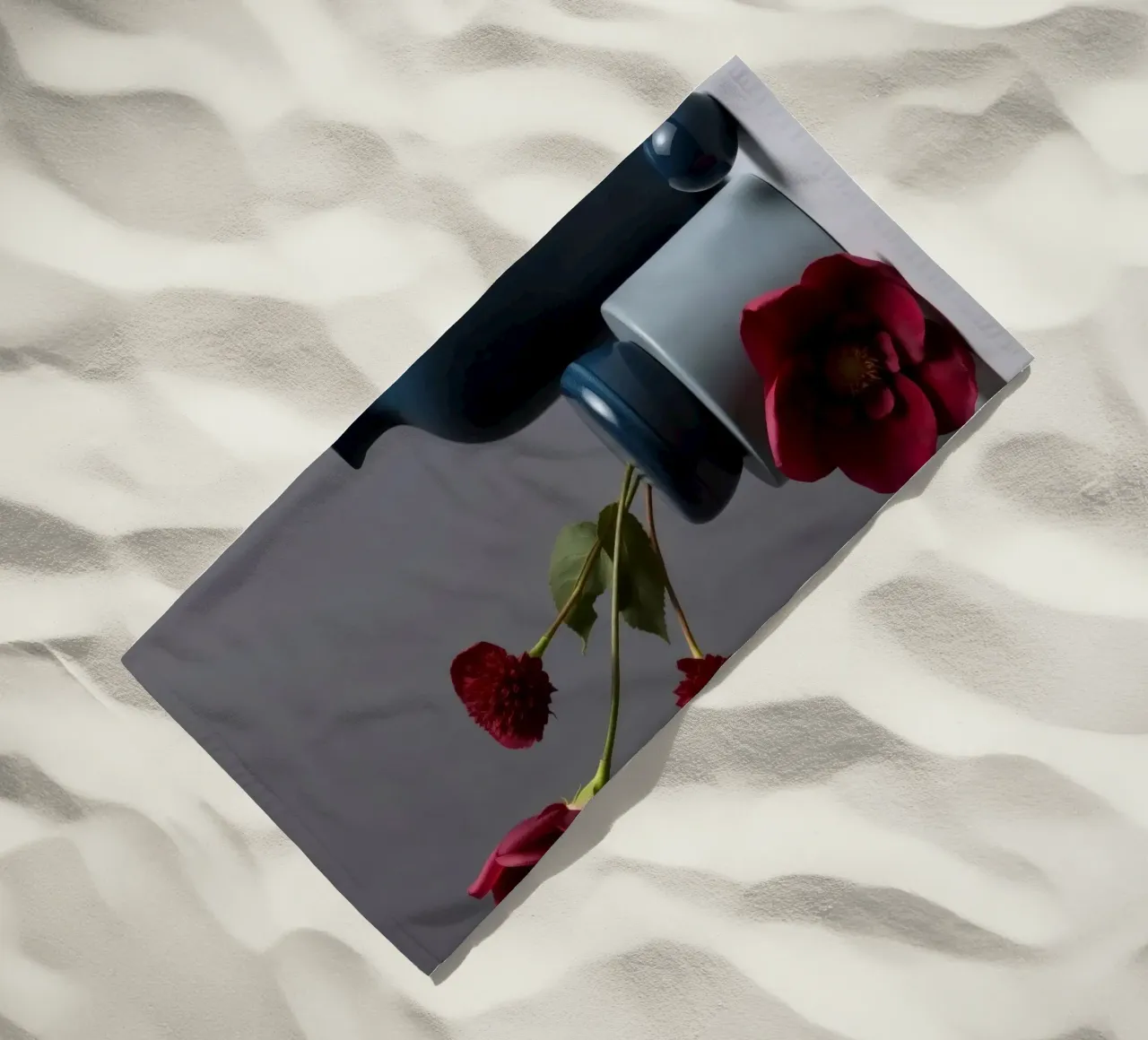 vasi blu scuro con fiori vivaci su un tavolo minimalista telo mare da DesignDoodle