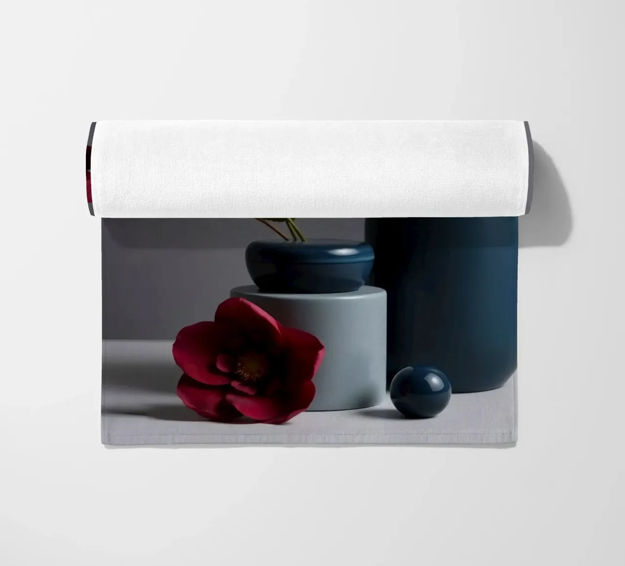 vasi blu scuro con fiori vivaci su un tavolo minimalista telo mare da DesignDoodle