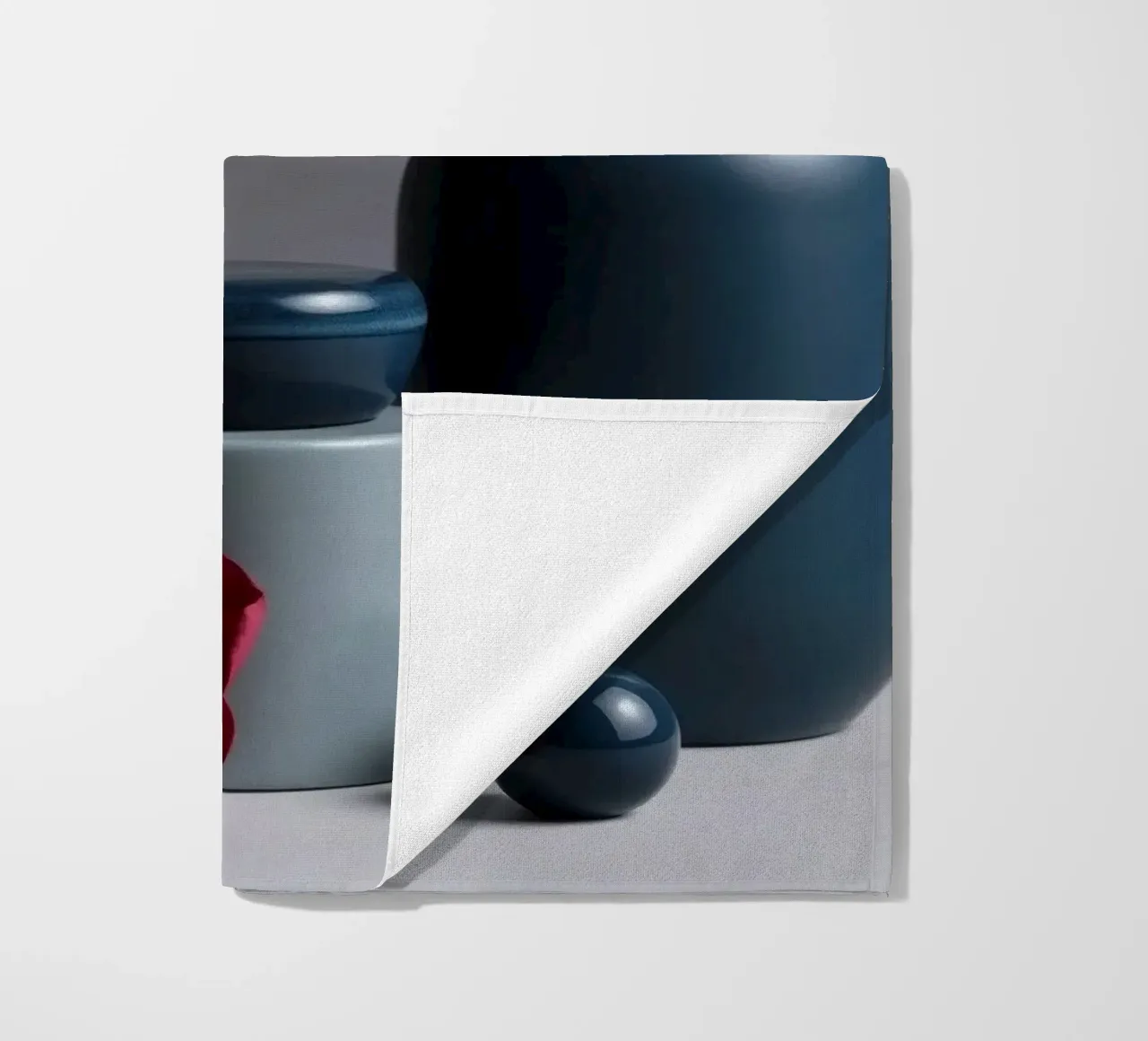 vasi blu scuro con fiori vivaci su un tavolo minimalista telo mare da DesignDoodle